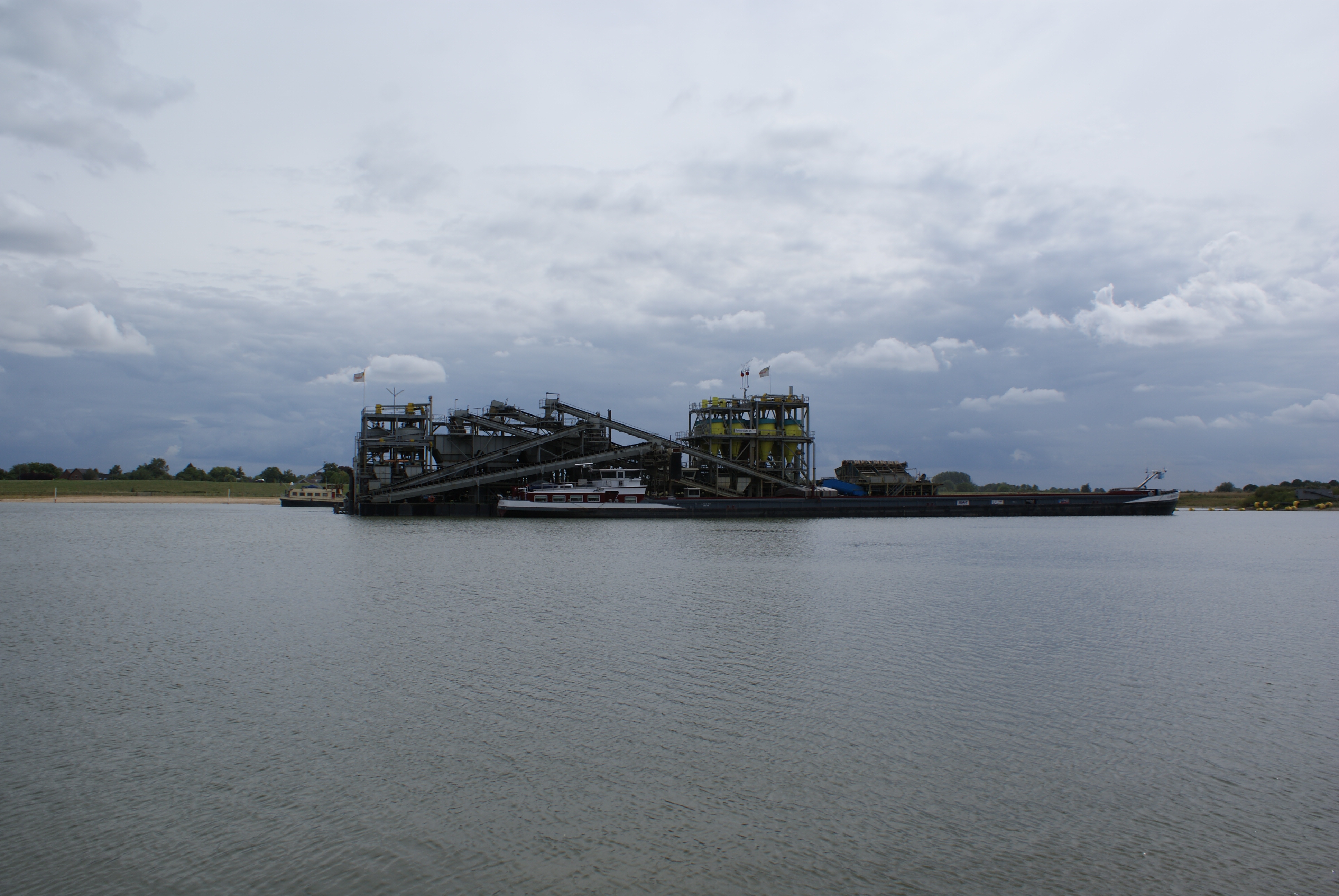 Dekker waarborgt duurzamere betonketen met ontvangst eerste CSC-certificaat voor zand en grind. Dekker Grondstoffen kan met haar eerste CSC-certificaat voor duurzame winning van zand en grind, een duurzamere betonketen realiseren binnen de Dekker Groep en haar deelnemingen, en voor klanten. Het CSC (Concrete Sustainability Council) is een internationaal certificatiesysteem en biedt de afnemer van beton zekerheid over de verantwoorde herkomst van de gebruikte grondstoffen, een optimaal productieproces en recyclebaarheid.