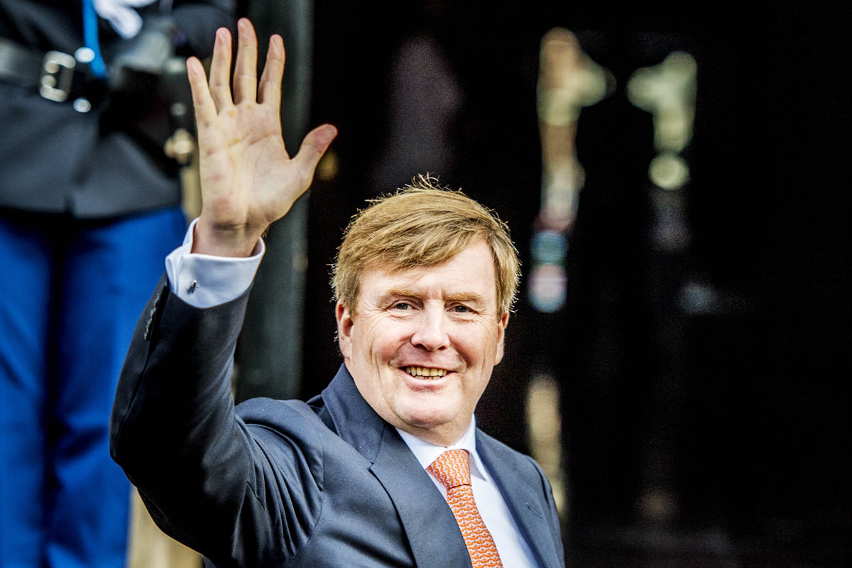 2018-01-16 11:53:13 AMSTERDAM - Koning Willem-Alexander  komt aan bij het Koninklijk Paleis waar zij een nieuwjaarsontvangst houden voor genodigden. ANP ROYAL IMAGES ROBIN UTRECHT