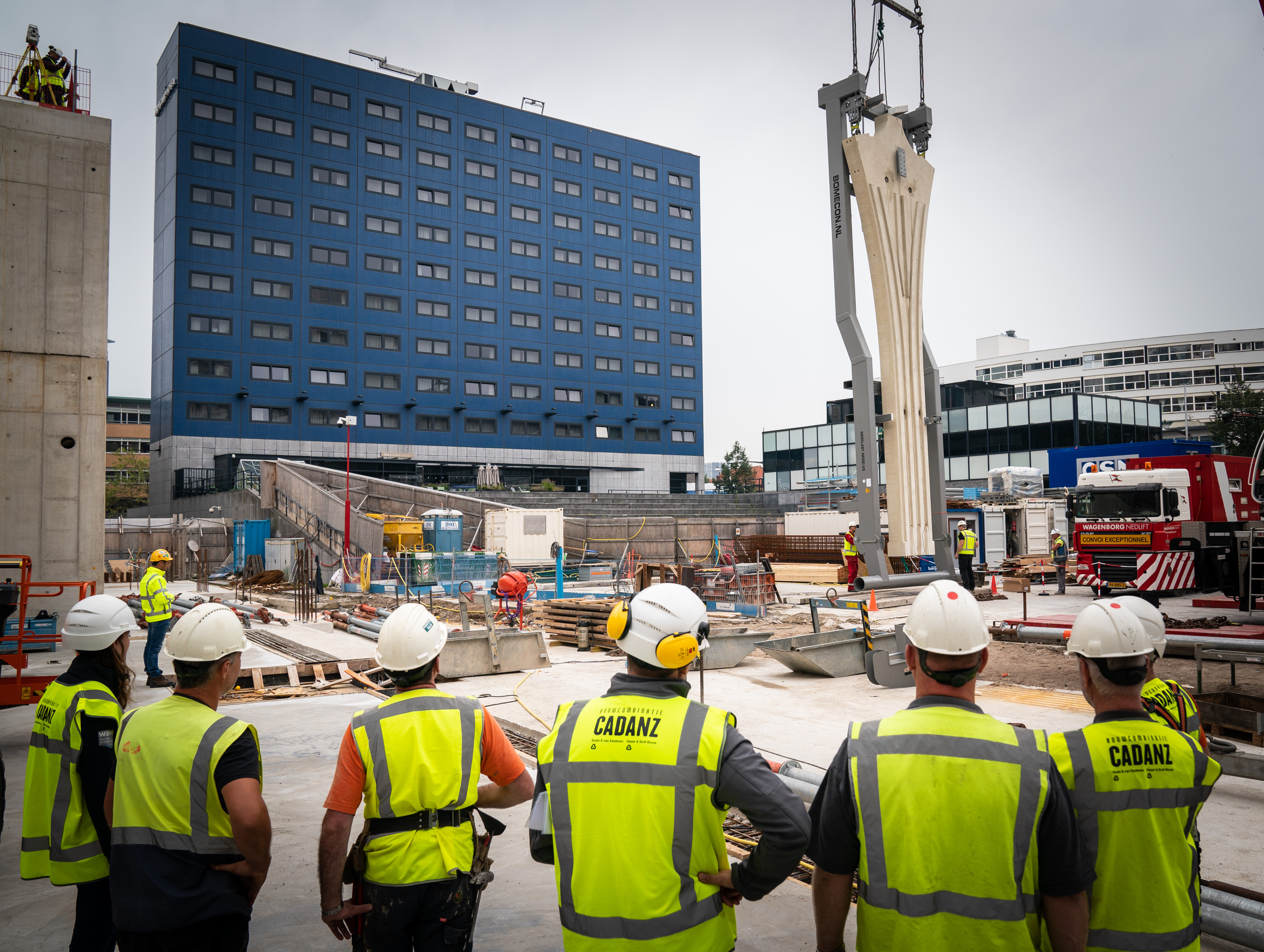 Den Haag, 28 augustus 2018.
OCC, eerste gevelkolom geplaatst
Foto Martijn Beekman / gemeente Den Haag