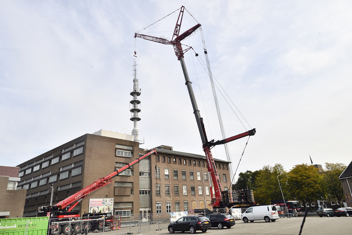 32082018 
De gemmente breda had heden ochtend om 7 uur de media opgetrommeld omdat Mammoet dan met een enorme kraan de  KPN mast zou verwijderen uit de binnestad. Om 11:15 was er nog geen deel van de mast getakeld omdat deze vast zat.  Apparaat waar 100 bouten mee uitgedraaid moesten worden begaf het ondertussen ook.Foto Erald van der Aa.