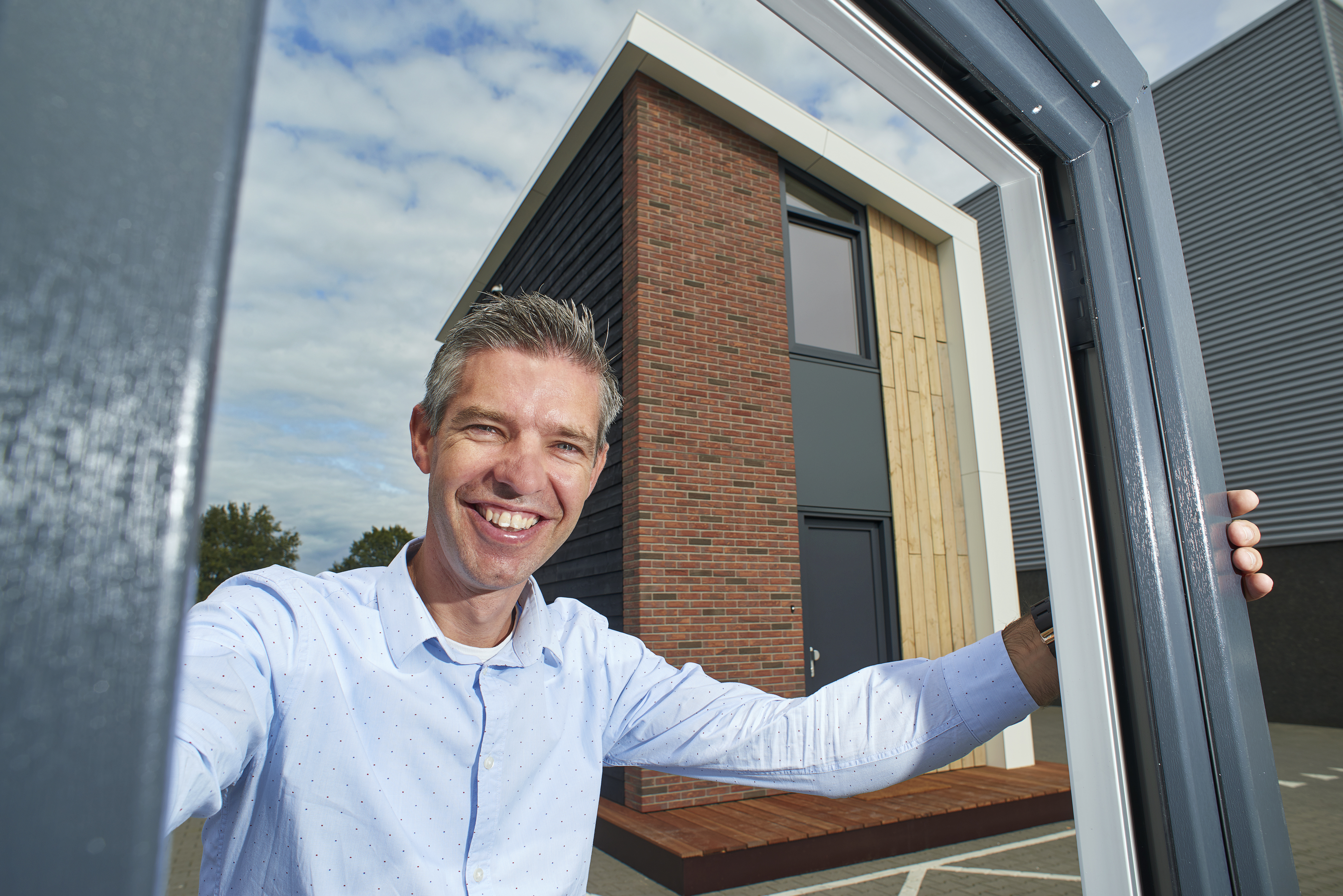 Robert van der Doelen voor de prefap modelwoning “Duo” bij Barli te Uden.
t.b.v. Cobouw Rubriek:  Eureka
Fotograaf:Van Assendelft Fotografie