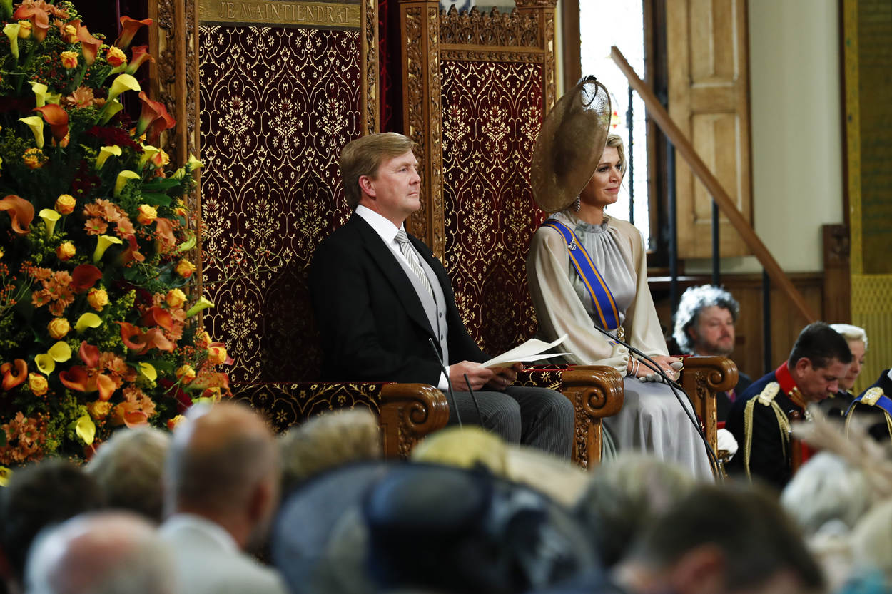 2018-09-18 13:39:55 DEN HAAG - Koning Willem-Alexander leest, met aan zijn zijde koningin Maxima, de troonrede voor op Prinsjesdag aan leden van de Eerste en Tweede Kamer in de Ridderzaal. ANP ROYAL IMAGES REMKO DE WAAL
