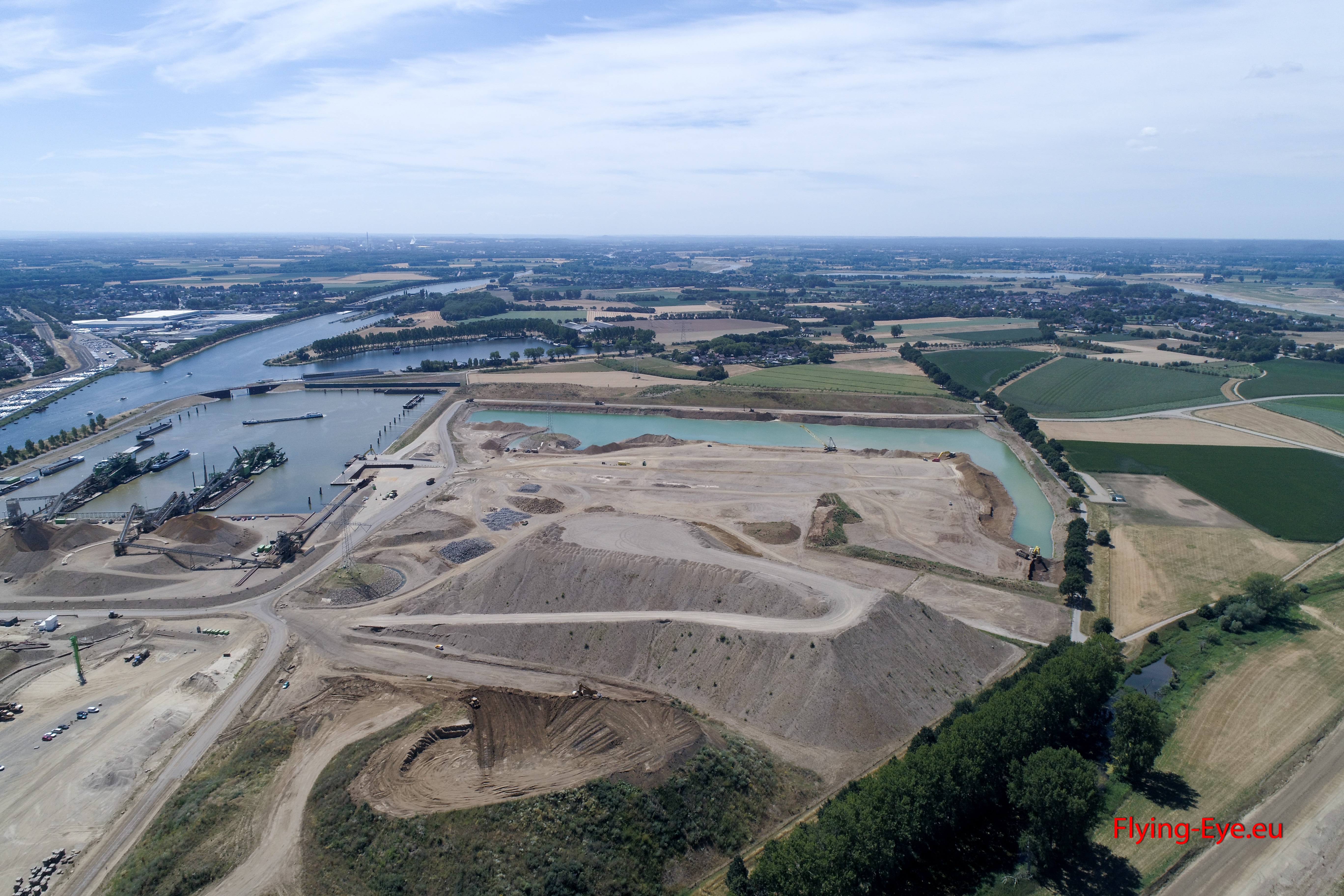 De haven van Trierveld met de grindberg van 1 miljoen kuub grind.