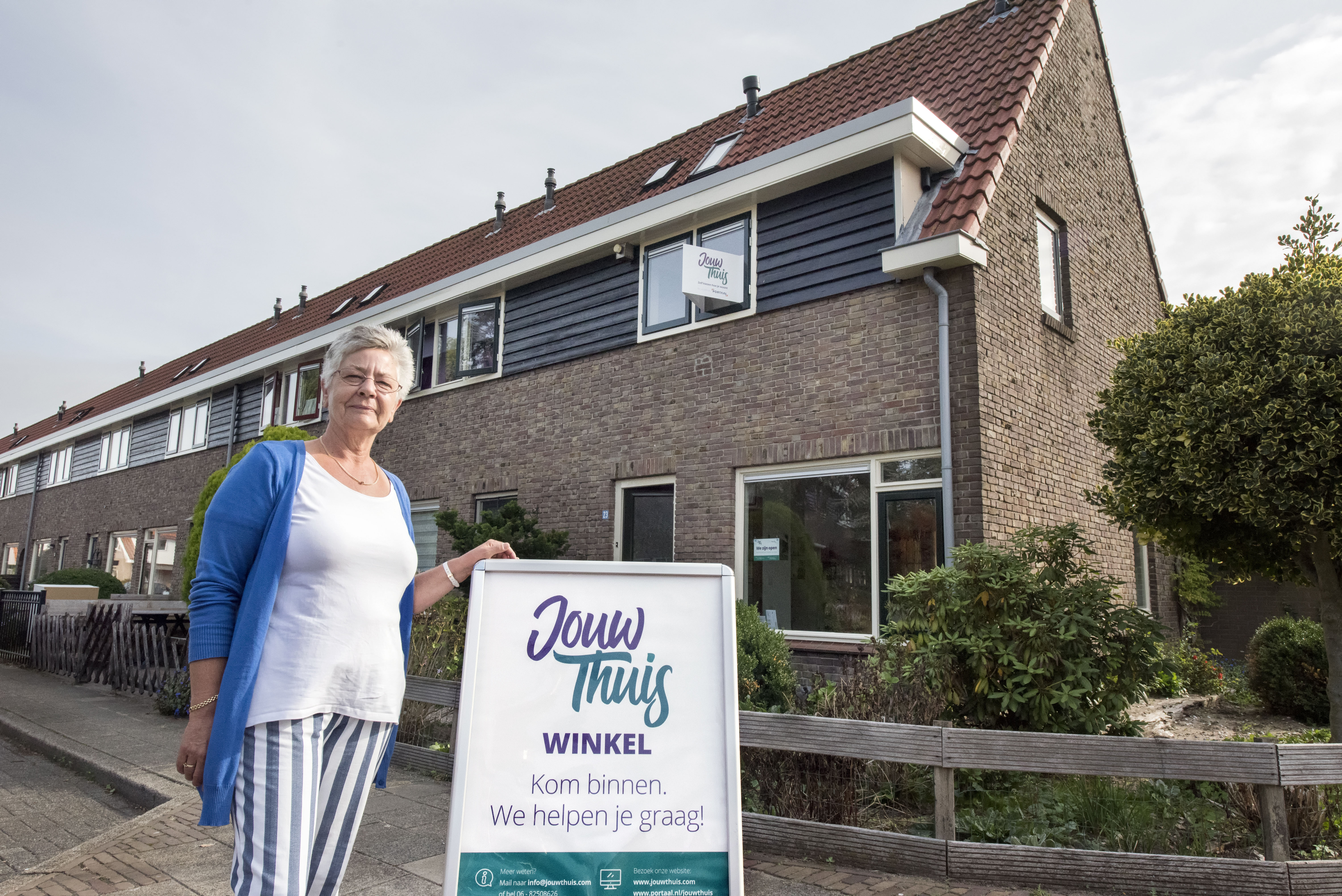 20-09-2018 Jouw Thuis - Amersfoort : Jouw Thuis, voolichtings winkel Portaal. Marieke van Velzen geeft voorlichting aan bewoner Nel Gouw (met blauw vest) Soesterkwartier
© Ruben Schipper Fotografie