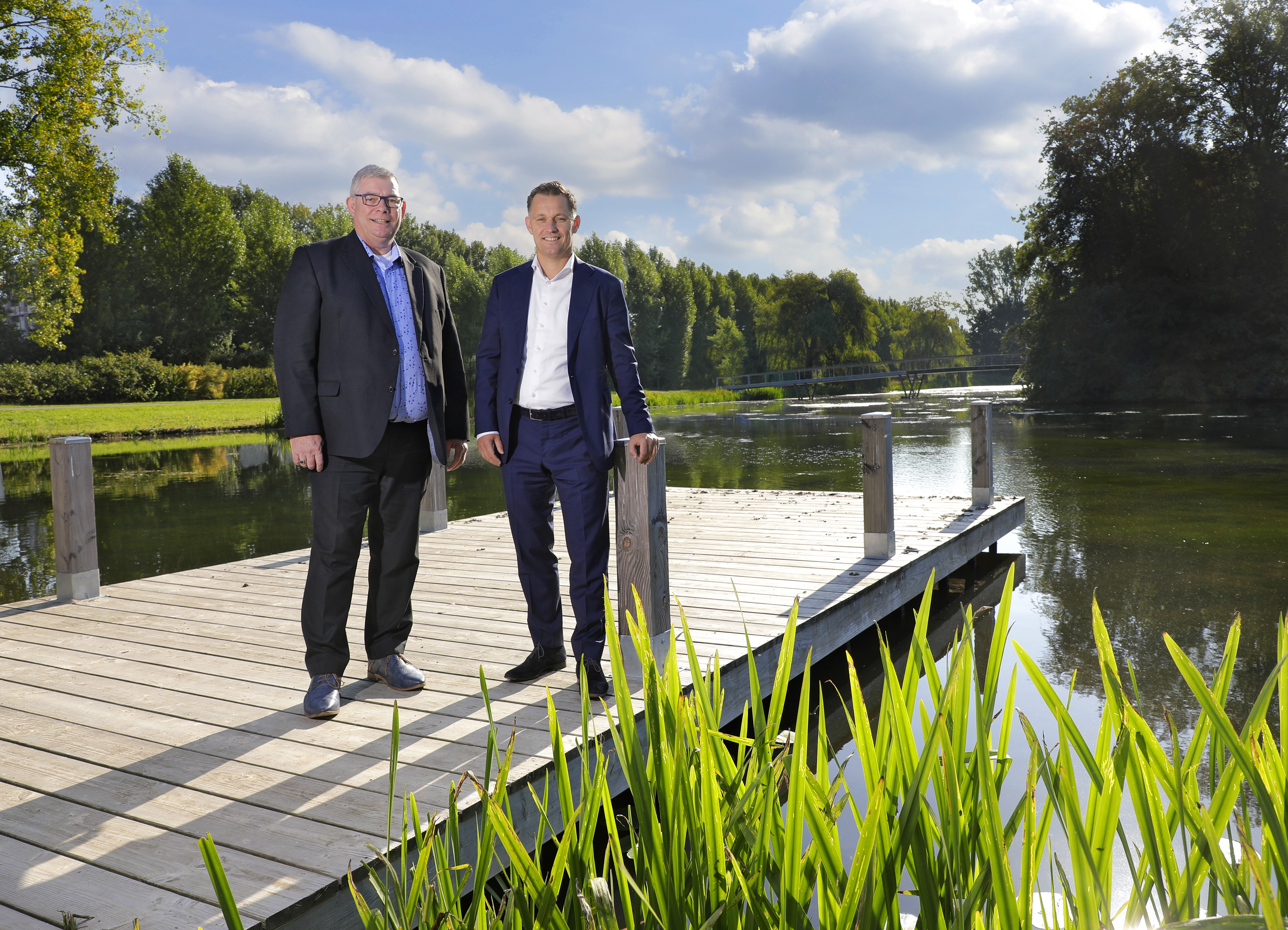 Projectleider provincie Eef Uiterwijk Links) en waterbouwer Karst Jan Beens (rechts) bij het water achter het Provinciehuis.
PHOTO RUUD PLOEG