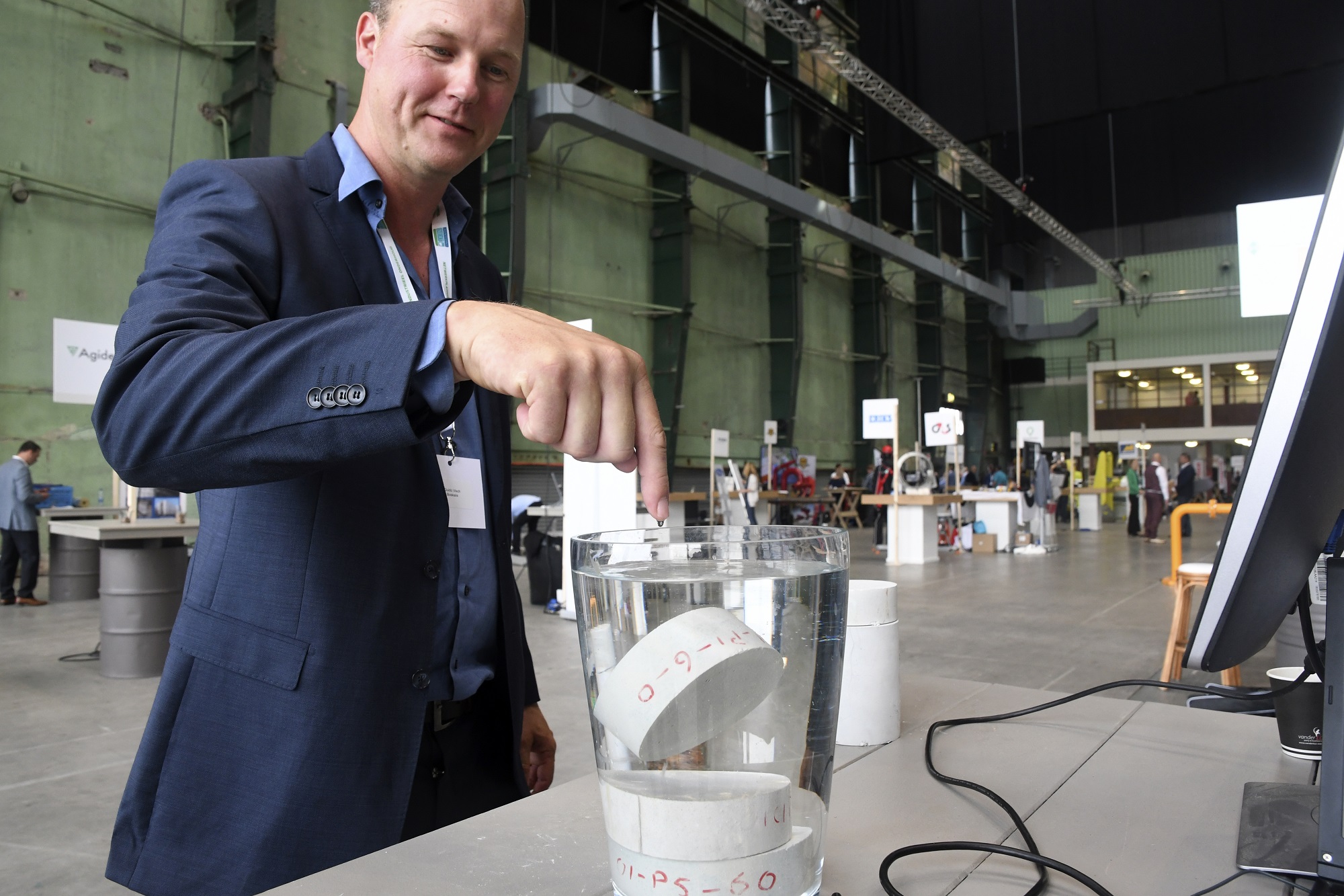Rotterdam 20 september 2018
Guido Visch Boskalis met beton zo zwaar als water
iTanks Innovatie Paviljoen Xl 2018! Met trots presenteren wij donderdag 20 september de tweede editie van het succesvolle IPXL concept op RDM Rotterdam. 

Meer dan 80 exposanten, Ronde Tafelsessies, een studentenprogramma, een Pitch Ontbijt, Robotica &amp; VR/AR applicaties Live en meer! Kortom een dag gevuld met innovatie en inspiratie.

Foto Ries van Wendel de Joode