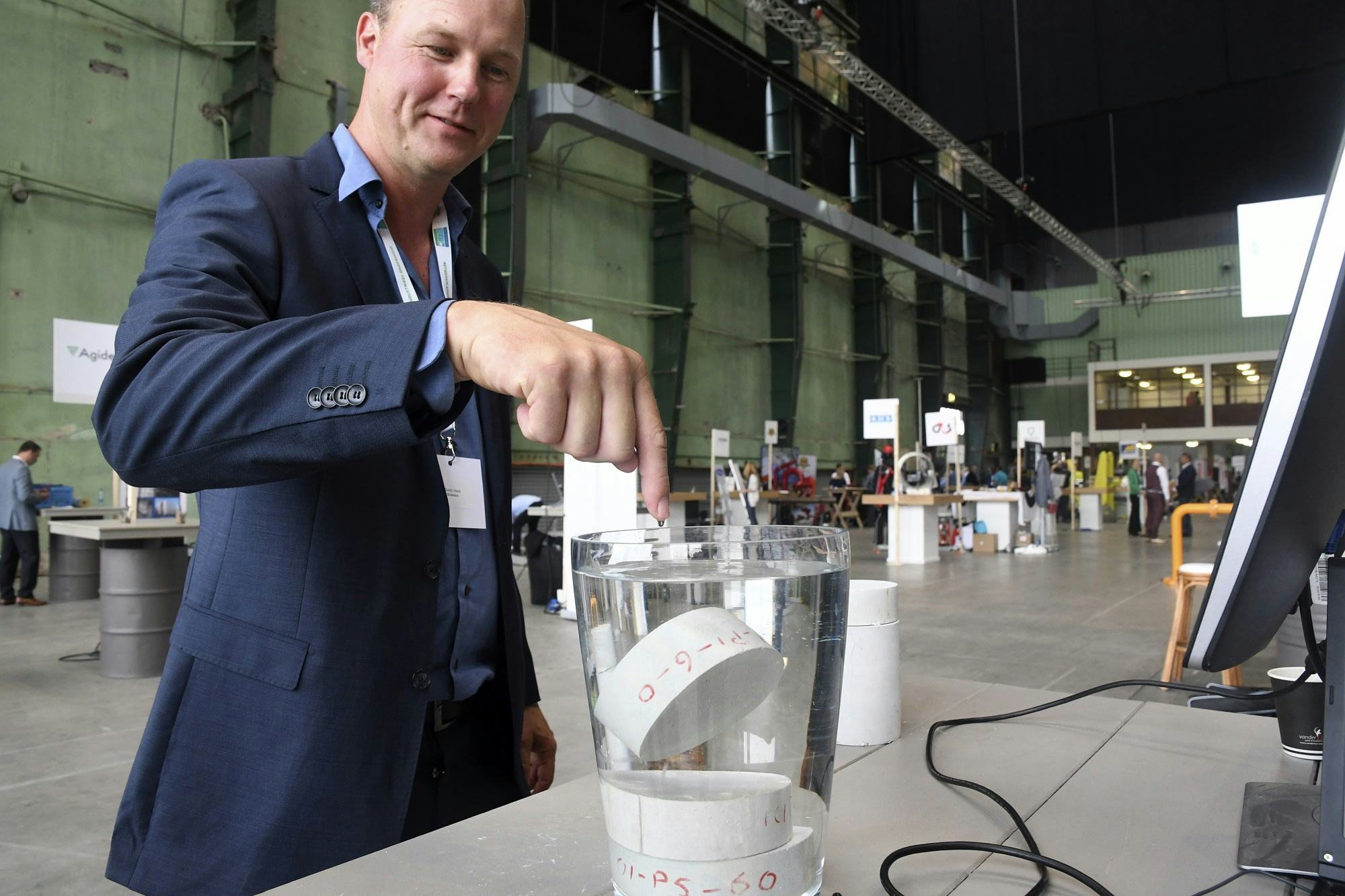 Rotterdam 20 september 2018
Guido Visch Boskalis met beton zo zwaar als water
iTanks Innovatie Paviljoen Xl 2018! Met trots presenteren wij donderdag 20 september de tweede editie van het succesvolle IPXL concept op RDM Rotterdam.
Meer dan 80 exposanten, Ronde Tafelsessies, een studentenprogramma, een Pitch Ontbijt, Robotica & VR/AR applicaties Live en meer! Kortom een dag gevuld met innovatie en inspiratie.
Foto Ries van Wendel de Joode
