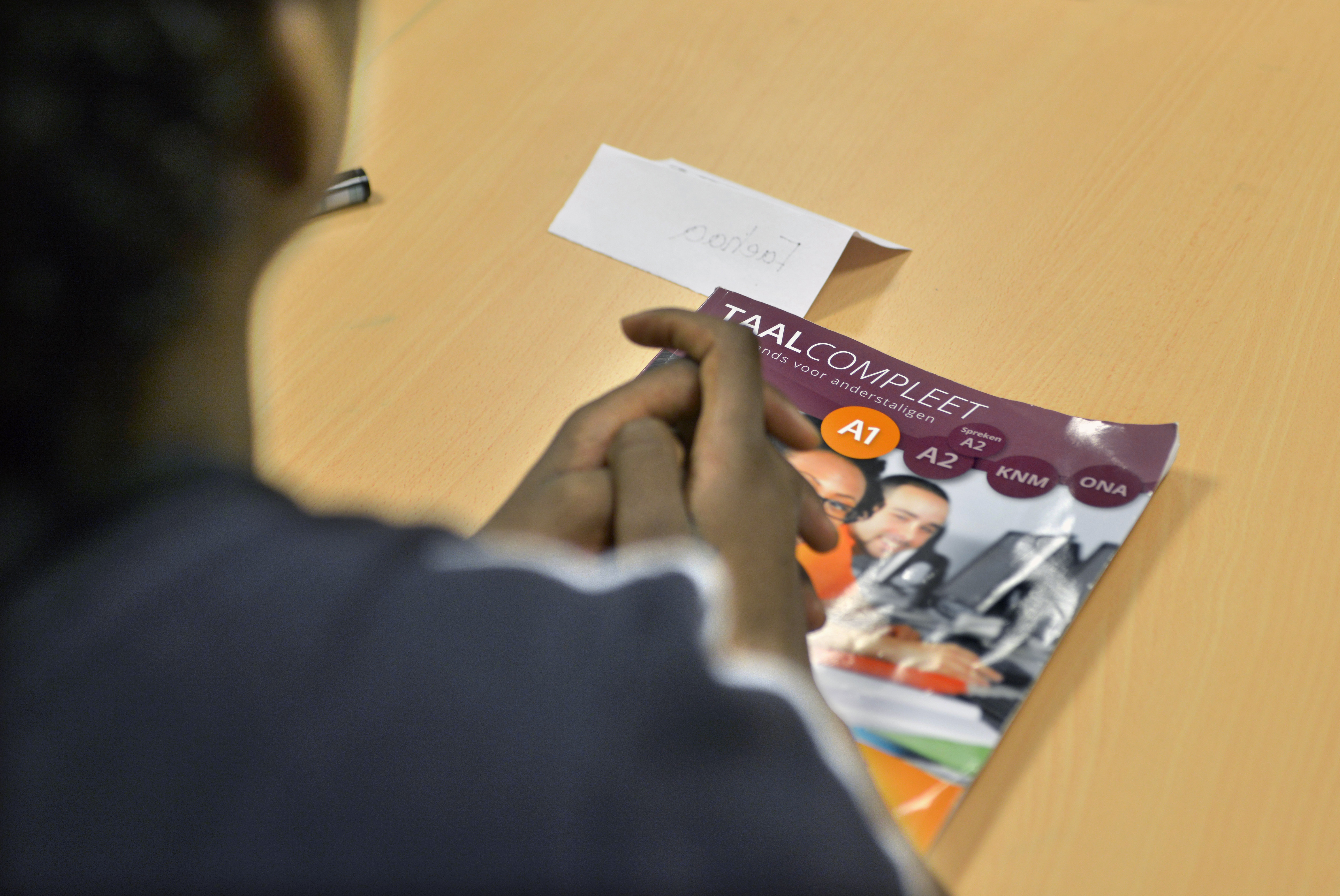 Nederland, Nijmegen, 10-3-2016
In het asielzoekerscentrum worden door vrijwilligers taallessen gegeven aan asielzoekers die op vrijwillige basis deze lessen volgen. Hierdoor kunnen zij sneller in de Nederlandse samenleving, maatschappij, opgenomen worden.
FOTO: FLIP FRANSSEN/ HH