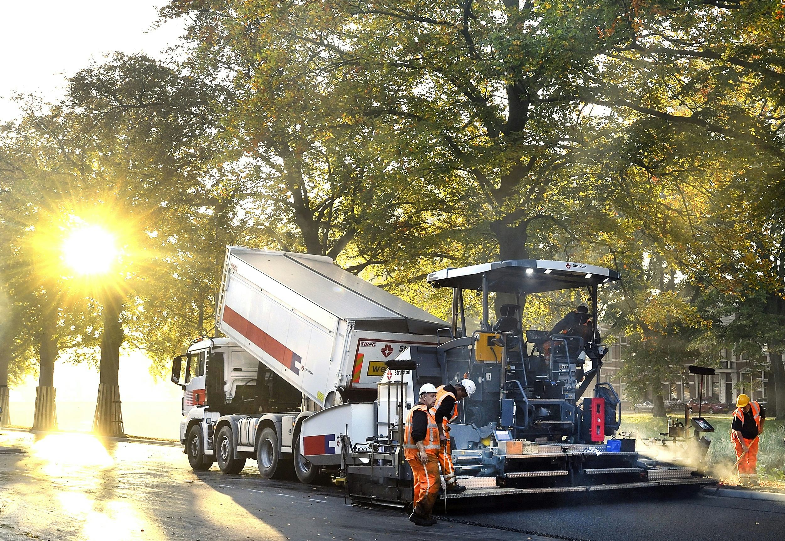 10102018 Cobouw Zelf Aangeleverd
Greenfalt aanbrengen op de Oranjesingel door Strukton Rasenberg. Bezoek wethouder Greetje Bos gemeente Breda.Foto Erald van der Aa.