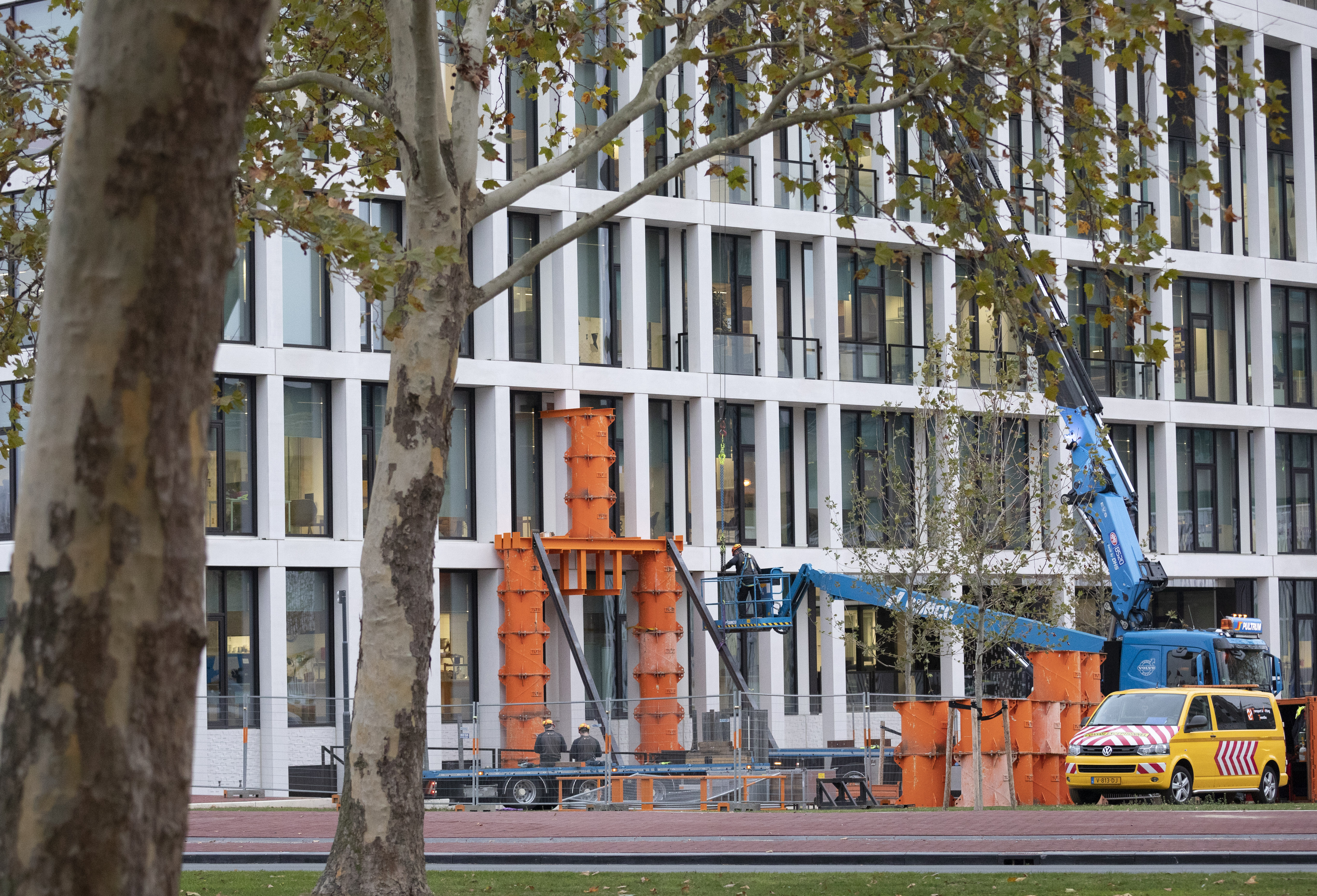 Arnhem, 231018
Een opvallende constructie bij het gloednieuwe provinciehuis. Een deel van het gebouw wordt gestut vanwege een kapotte poer. Transport en Lifting Twente werkt aan de vervanging van het element.
Foto: Sjef Prins - APA Foto