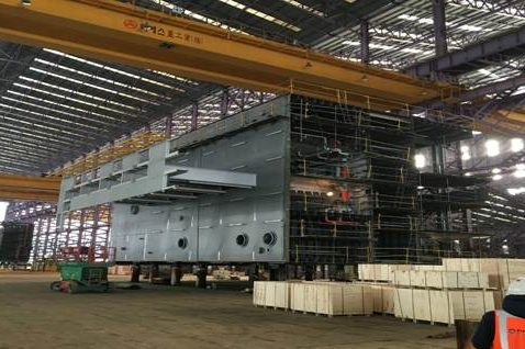 De deuren zijn inmiddels onderweg naar Nederland. Daar doen ze nog twee maanden over. 