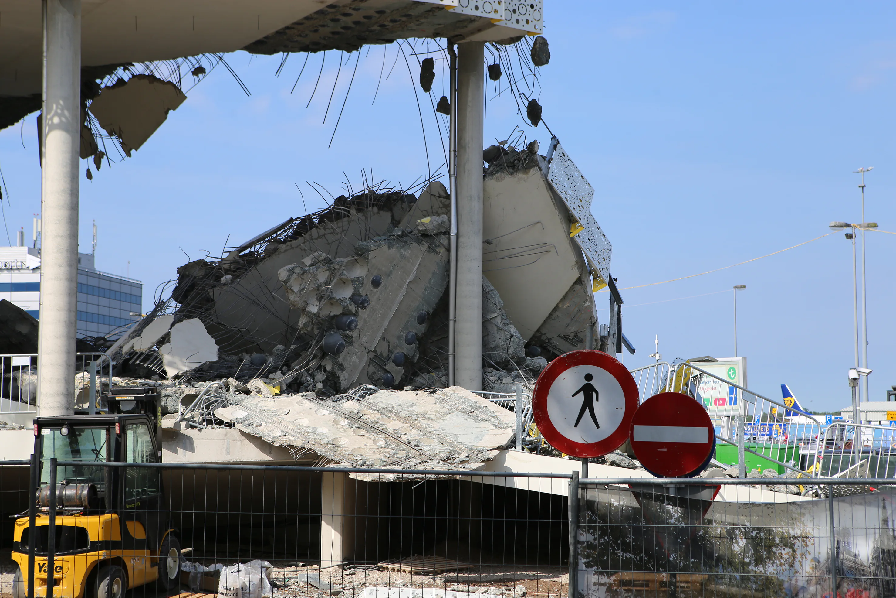 Eindhoven - Op zondag 28 mei hebben reizigers op Eindhoven Airport last van afzetting op en rondom het vliegveld. Dit komt doordat er zaterdag een gedeelte van de nieuwe parkeergarage is ingestort. Eindhoven Airport zelf heeft passagiers al gewaarschuwd om (veel) eerder naar het vliegveld te komen. Alles is ontregeld.
Video volgt.