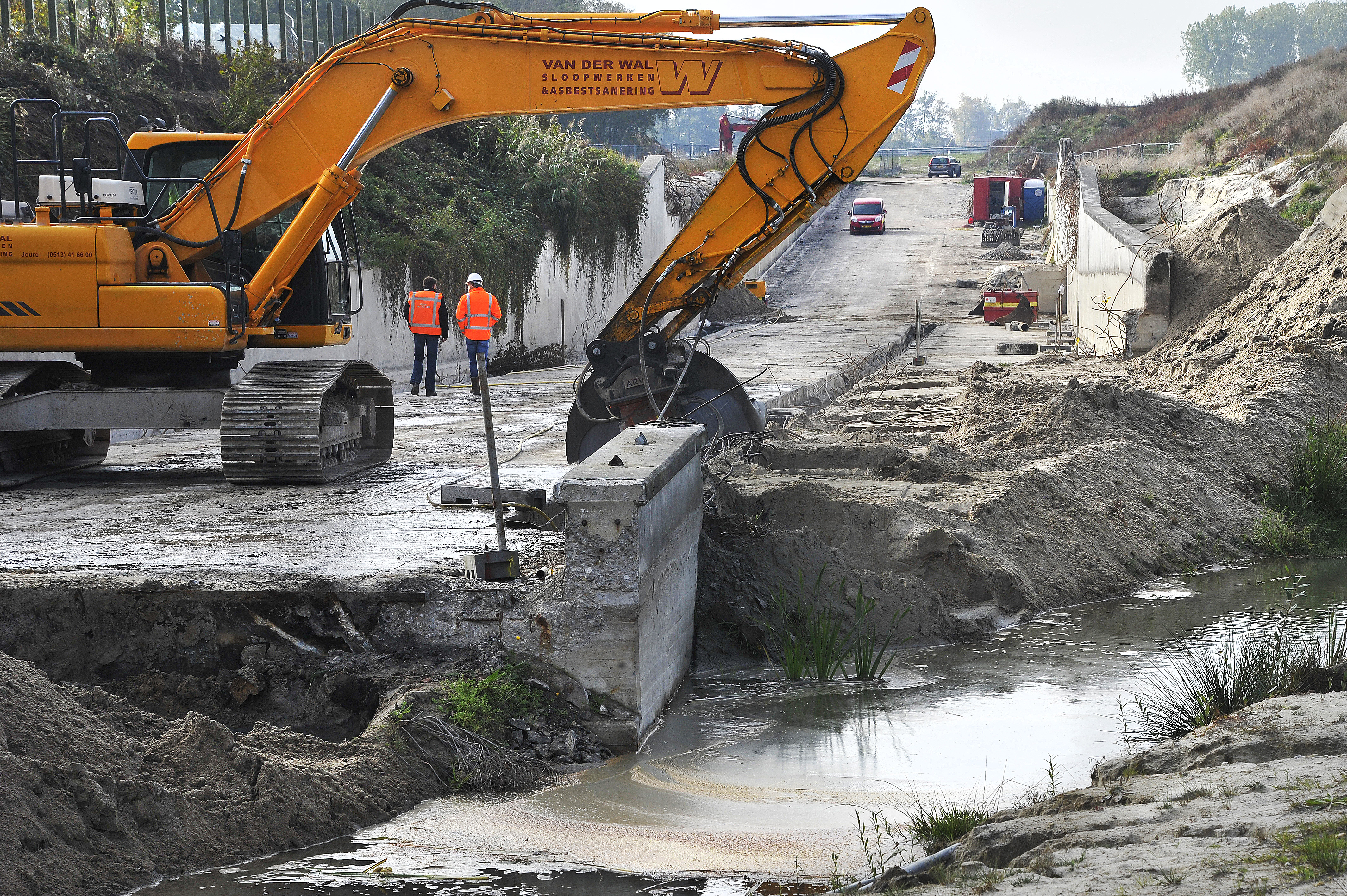 Met een speciaal geïmporteerd zaagblad wordt de Hollandiatunnel onder de voormalige rijksweg A7 bij Joure wordt in stukken gezaagd. Daarmee wil Rijkswaterstaat schade aan omliggende woningen voorkomen. Tijdens een eerdere poging van Van der Wal Sloopbedrijf met een trilnaald, die het dikke beton van de tunnel brak, ontstonden scheuren in twee huizen. Het werk werd daarom afgelopen voorjaar stilgelegd. Het zagen neemt meer tijd in beslag, maar geeft minder trillingen. De vloer van de 290 meter lange tunnel wordt in stukken van maximaal achttien ton gezaagd.