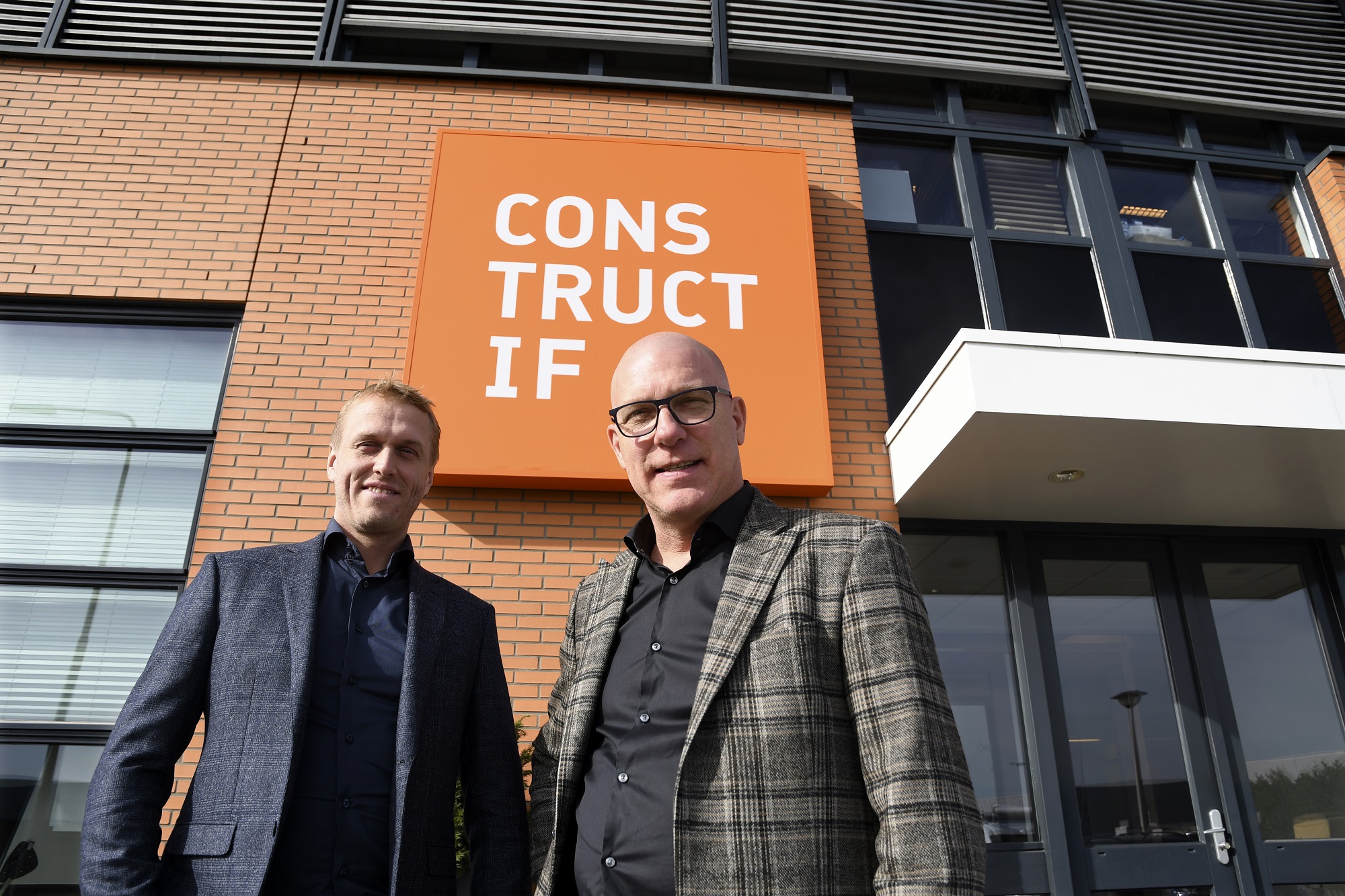 Leonard v.d. Berg (blauwe jas) en Wiebe Vervelde van Bouwbedrijf Contructif in 2018 Foto: Ries van Wendel de Joode