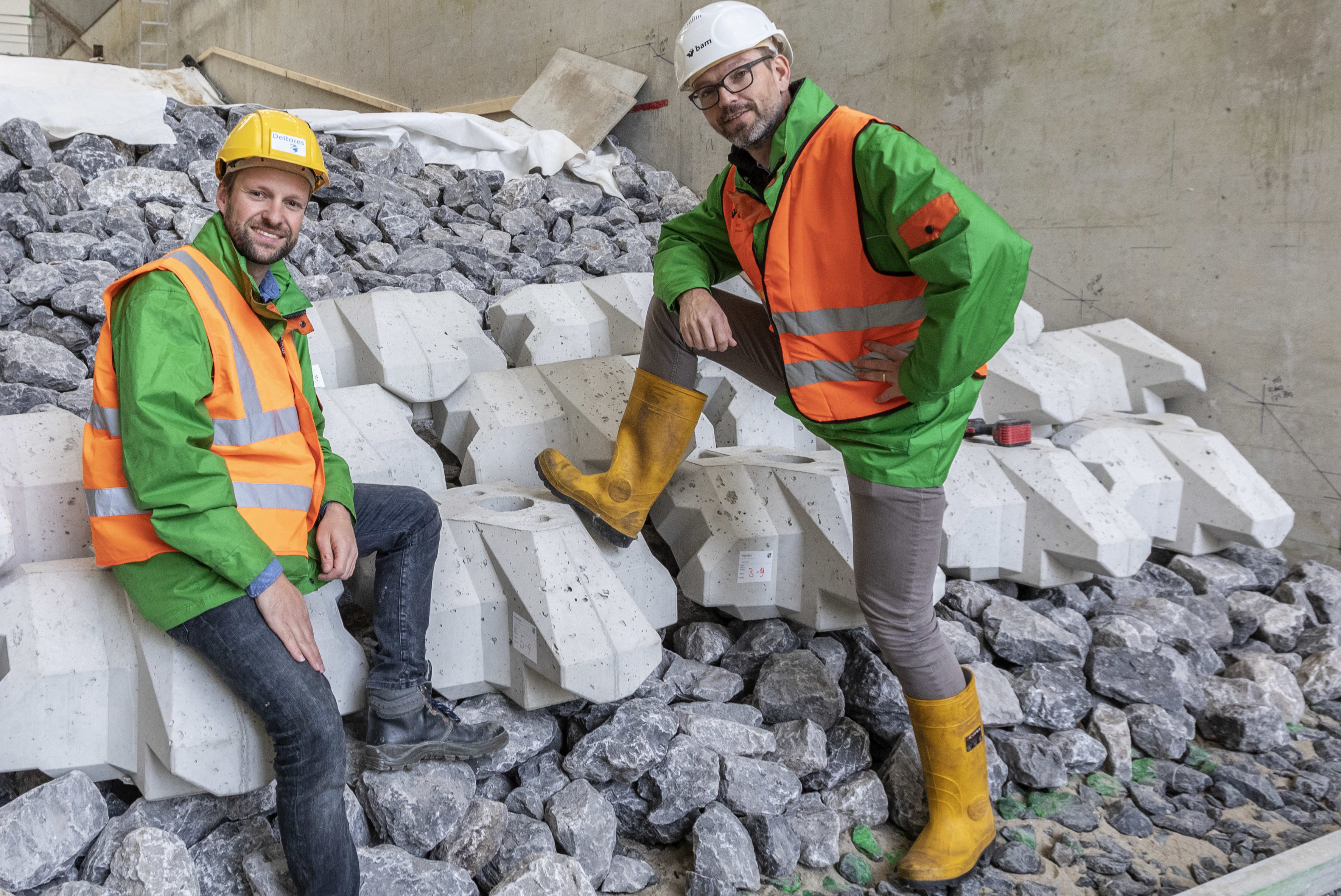 24-10-2018 Delft
Pieter Bakker van BAM, terwijl zijn nieuwe dijkbekledingsblokken
Foto: Guido Benschop