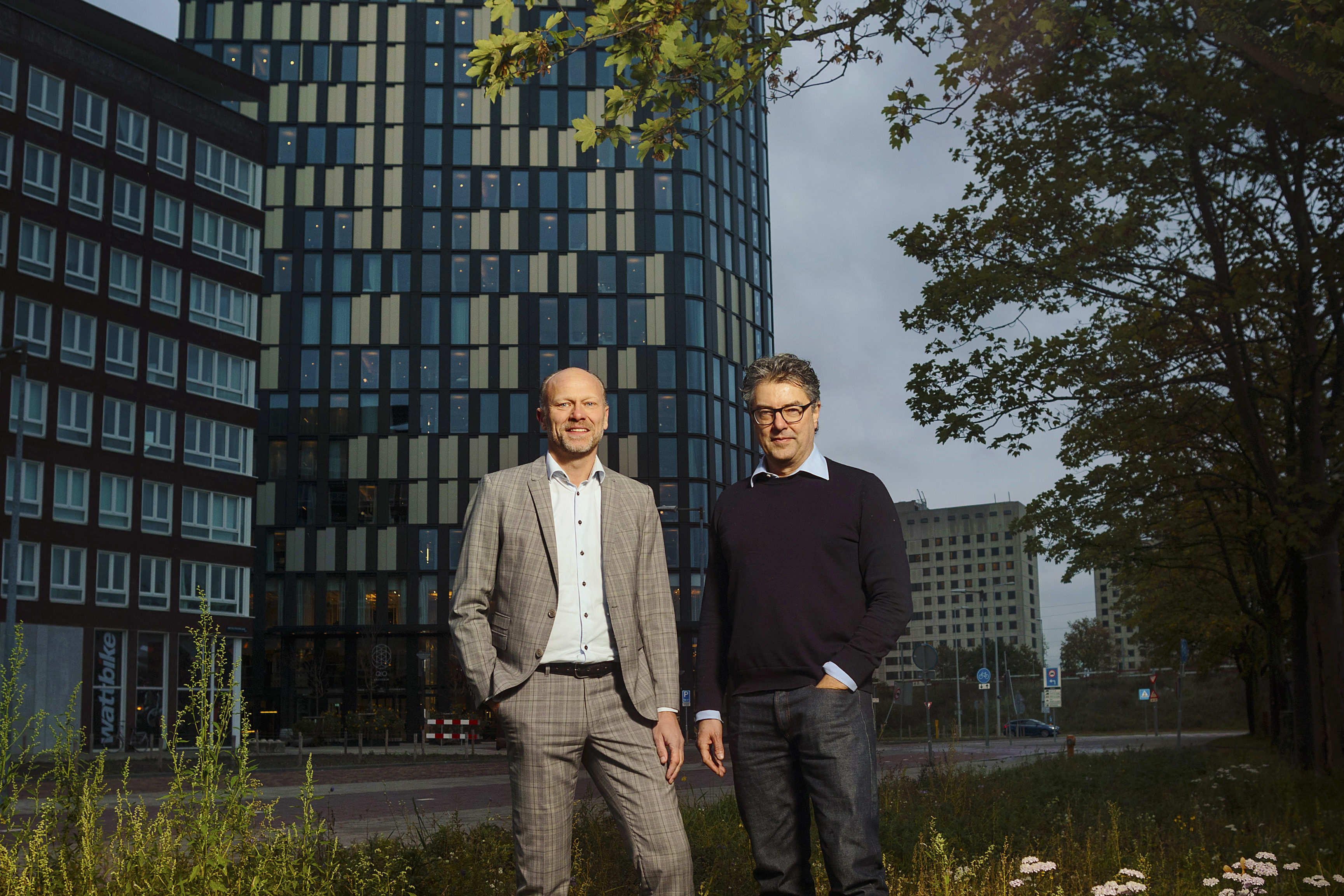 Robert Mulder en Paul de Ruiter voor het door hun ontworpen QO-hotel in Amsterdam