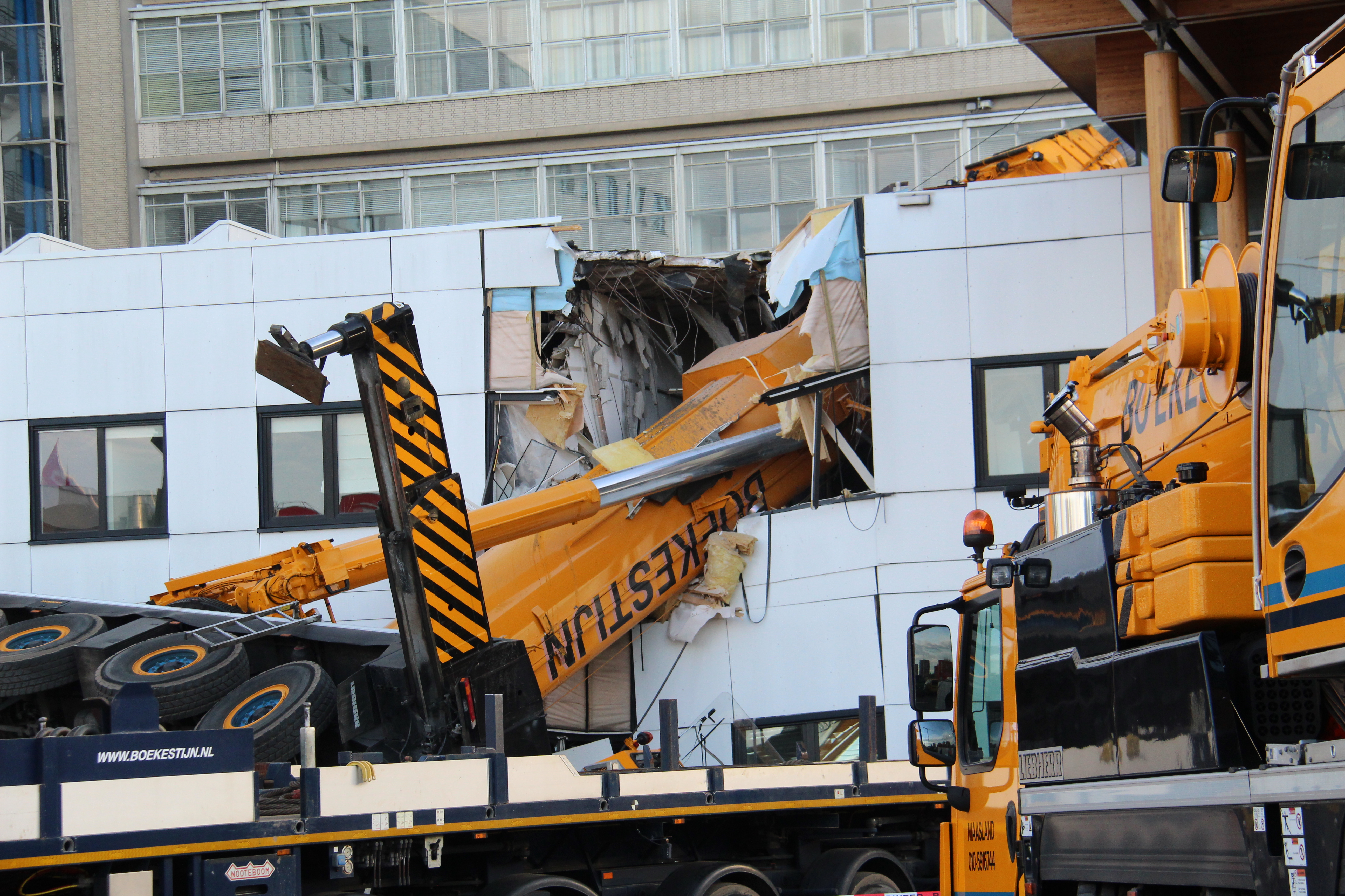 2018-11-06 09:56:37 Rotterdam - Aan de ’s Gravendijkwal is dinsdagochtend 6 november tijdens sloopwerkzaamheden bij het oude Dijkzigt-ziekenhuis een kraan omgevallen. Hierbij is één persoon gewond geraakt.De gewonde machinist van de kraan wordt in de ambulance nagekeken. De kraan is tegen het gebouw aan gevallen. Bouw- en Woningtoezicht van de gemeente Rotterdam is ook onderweg om expertise te bieden.