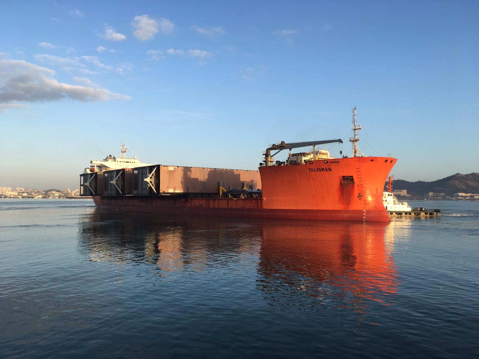 Deuren nieuwe zeesluis IJmuiden onderweg naar Nederland. Foto: Rijkswaterstaat/BAM