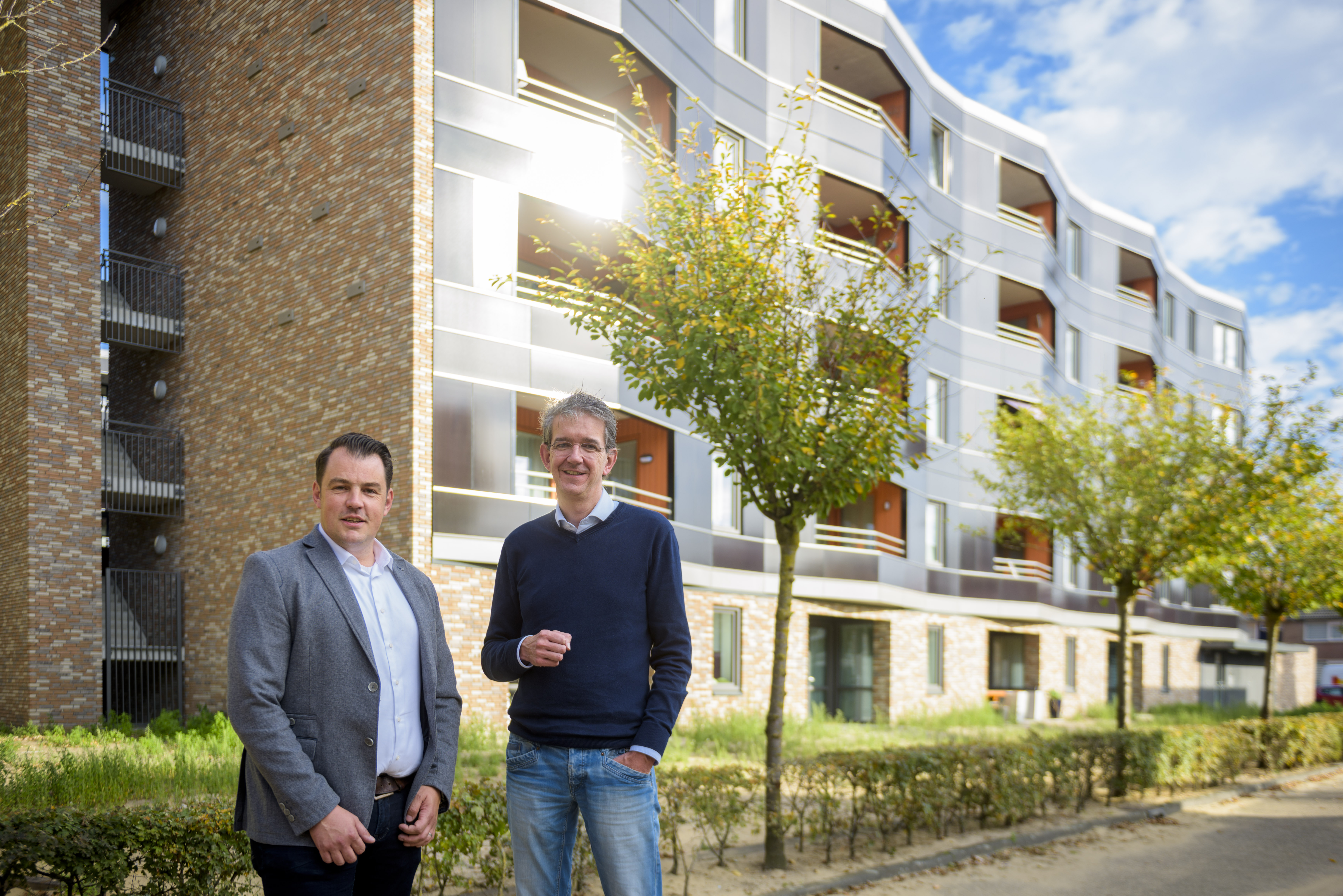 Best - Cobouw Awards⁩: Olaf van Dijk , Woonstichting 'thuis en Harold van de Ven, NBArchitecten bij het pand aan de Willem de Zwijgerweg te Best