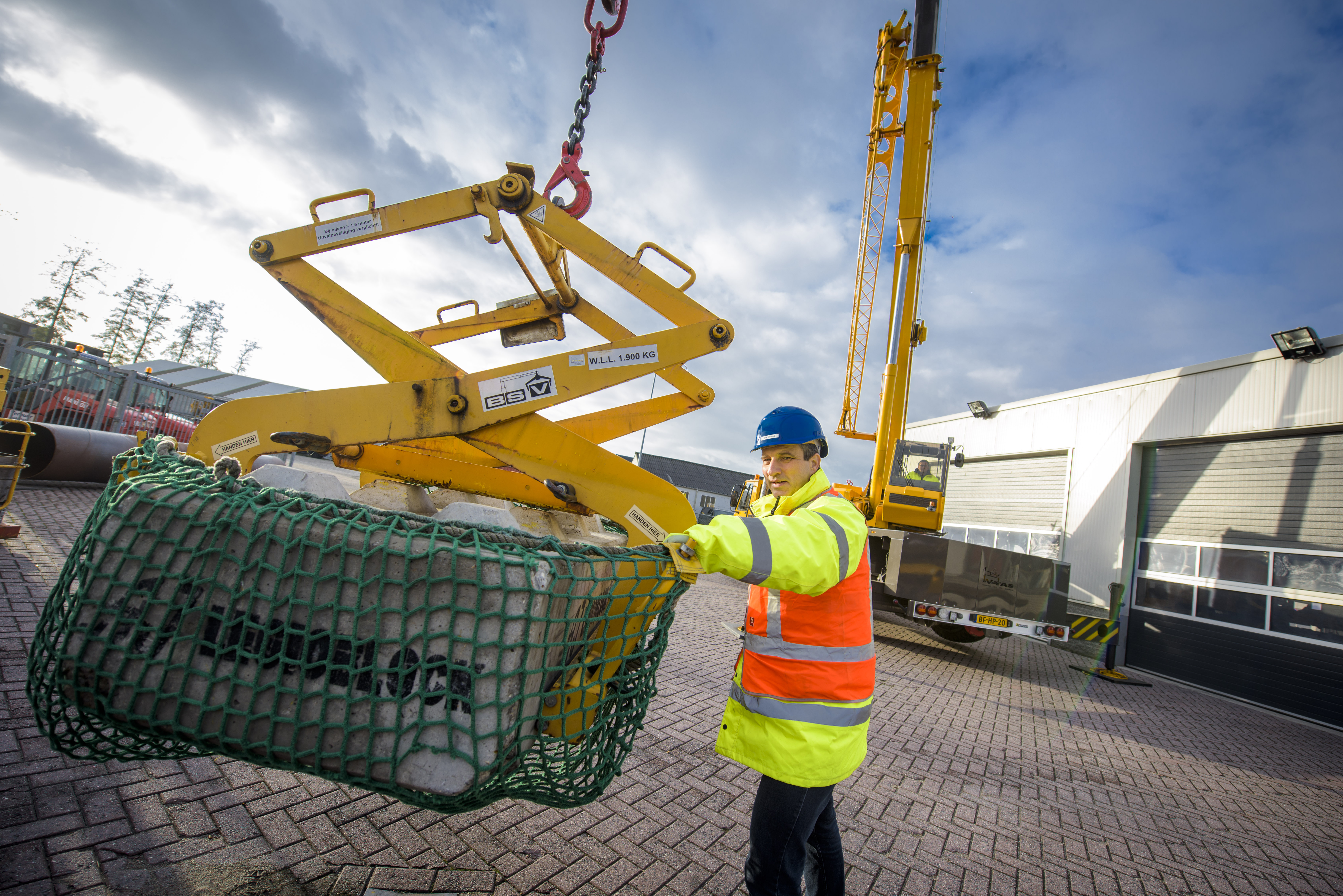 BLADEL - Bas Timmers van Timmers Bouwlogistiek (op foto bij V-tas opleidingscentrum) pleit voor meer structuur in certificeringen  - Voor innovatierubriek Eureka Cobouw