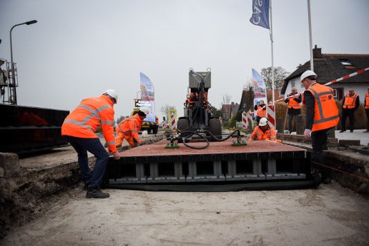 De proefvakken in Giethoorn en Zwolle vergden nog veel handwerk. Foto: PlasticRoad