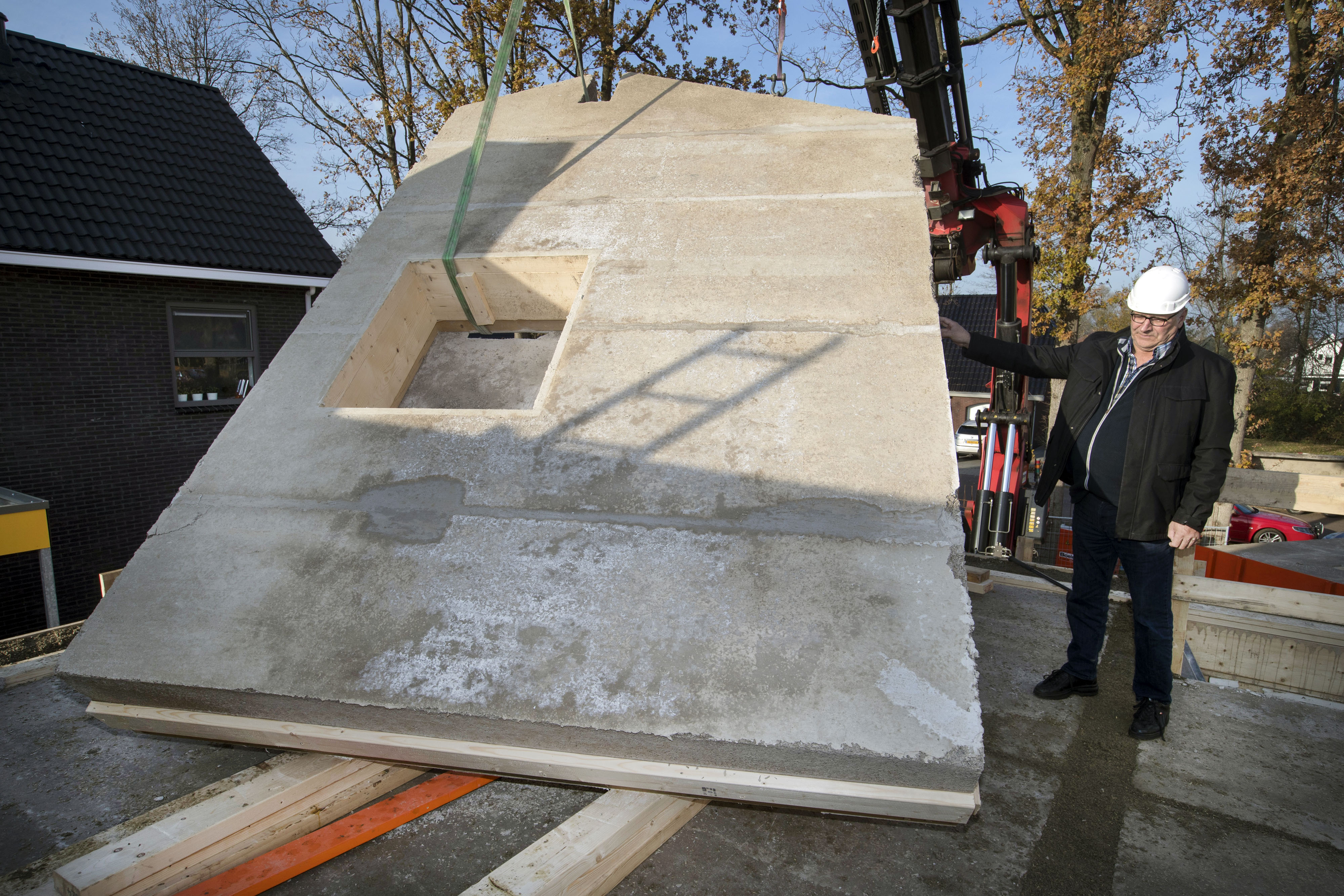 281118 HOOGEZAND - De bouw van het eerste hennephuis is gestart. Is voor MArije de Leeuw. Op de foto kijkt Albert Dun (directeur van Dunagro in zwarte jas, bril en witte helm) toe als er een elemant op zijn plaats wordt gehesen.