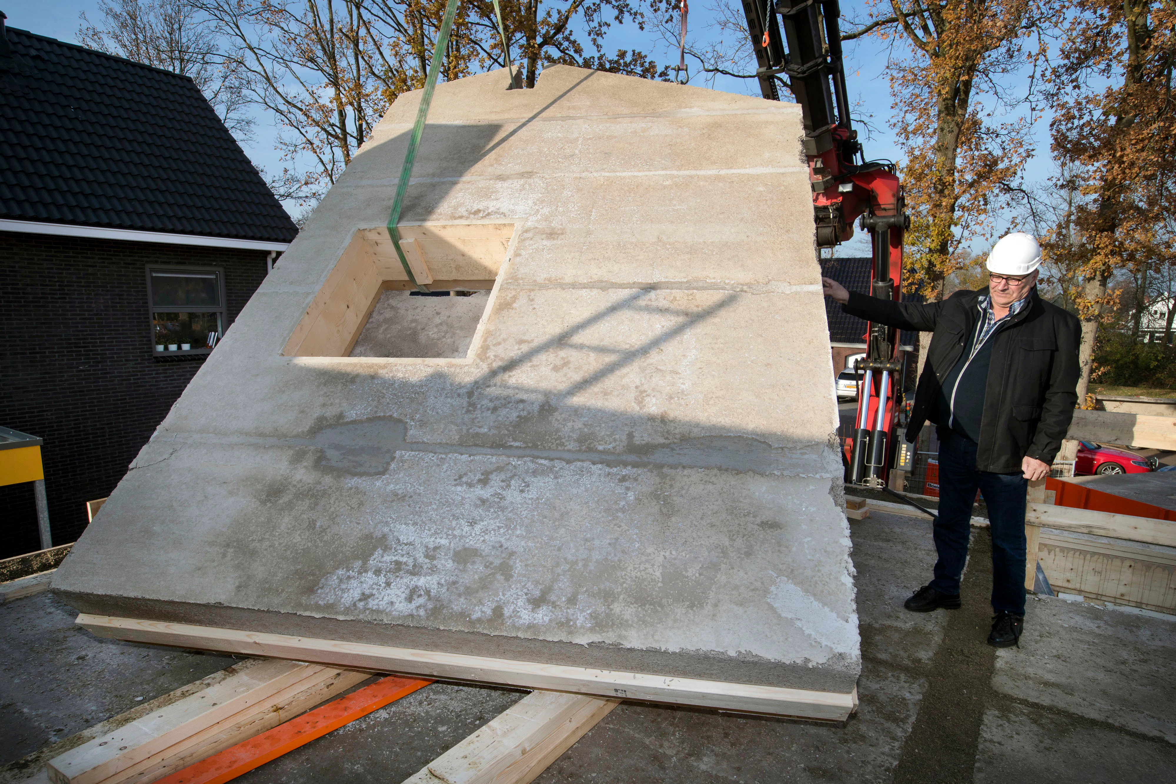 281118 HOOGEZAND - De bouw van het eerste hennephuis is gestart. Is voor MArije de Leeuw. Op de foto kijkt Albert Dun (directeur van Dunagro in zwarte jas, bril en witte helm) toe als er een elemant op zijn plaats wordt gehesen.