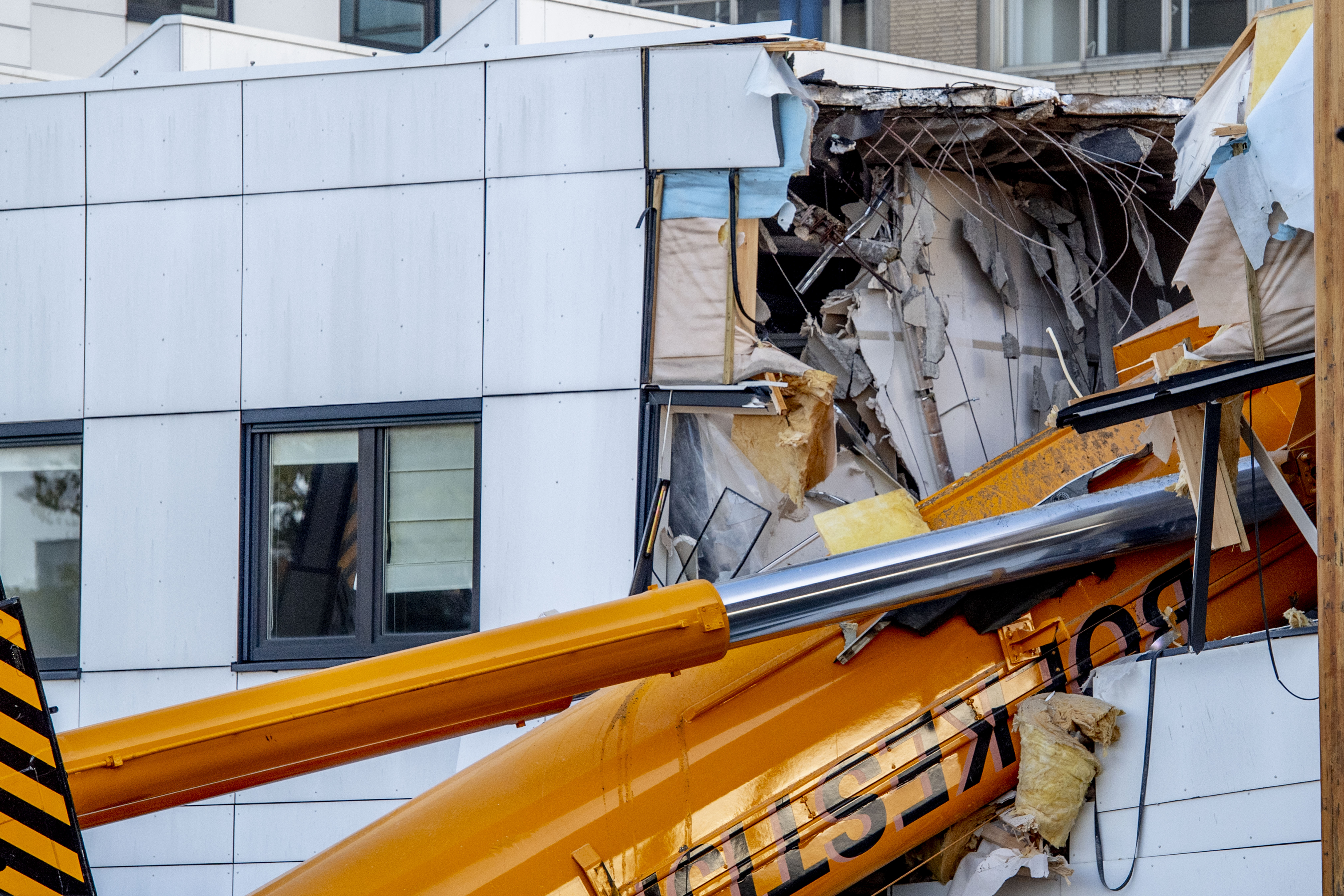 2018-11-06 09:08:41 ROTTERDAM - Bij het oude gedeelte van het Erasmus MC is een bouwkraan omgevallen. ANP ROBIN UTRECHT