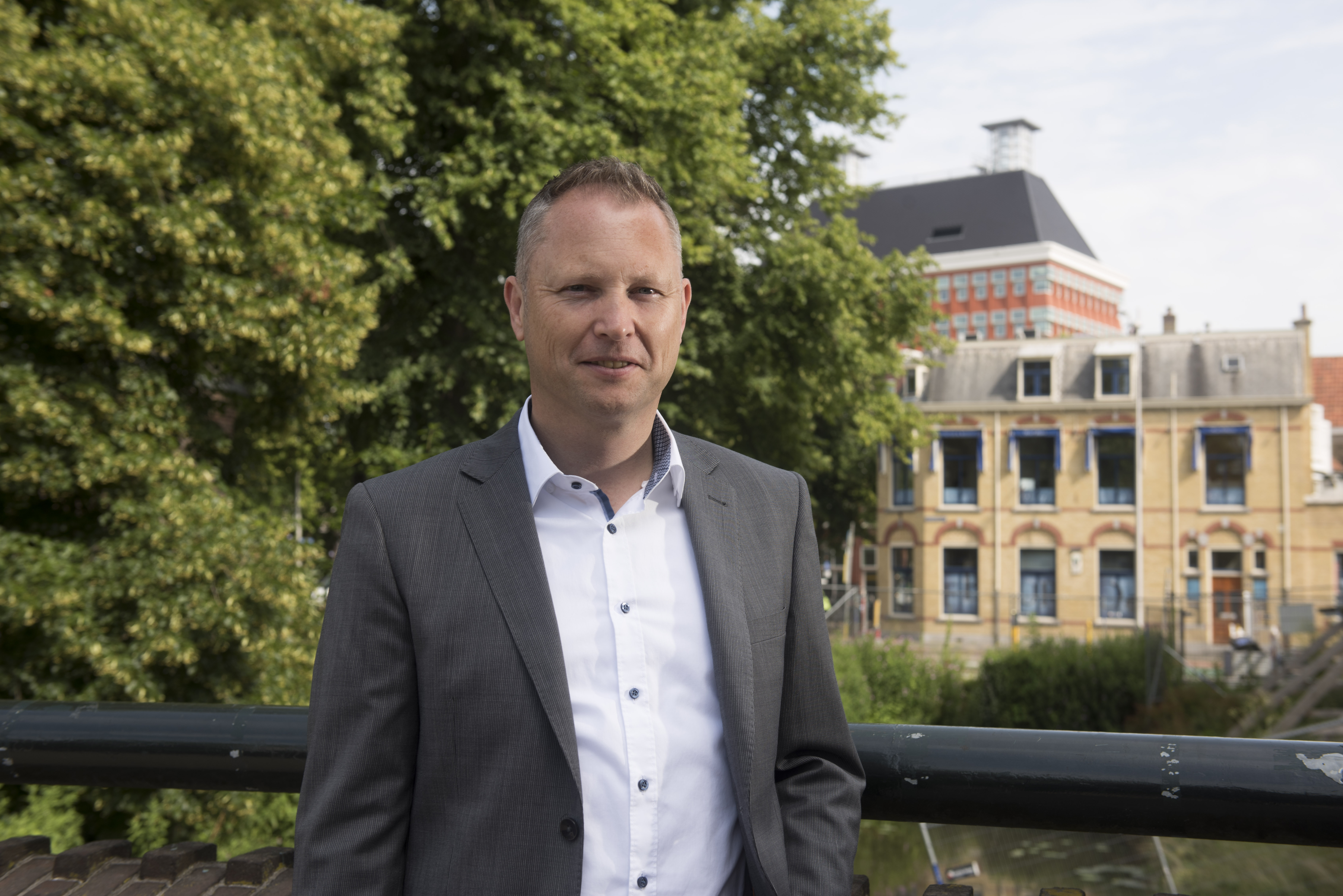 10-07-2017
© foto: Hoge Noorden / Jacob van Essen


Start herinrichting omgeving Blokhuispoort
 
De Blokhuispoort is een levendig gebied en gezichtsbepalend deel van Leeuwarden. Naast broedplaats voor de creatieve industrie, centrum van LF2018 en hostel, biedt de Blokhuispoort straks ook onderdak aan een nieuw restaurant en de bibliotheek. De openbare ruimte rondom de Blokhuispoort wordt daarop afgestemd.
 
Feestelijk startmoment
De officiële start van de herinrichting vondt plaats op maandag 10 juli om 10.30 uur op het Blokhuisplein. Wethouder Henk Deinum en de kunstenaars Tilly Buij en Gerard Groenewoud plaatsen een tegel in een miniatuurweergave van het plein. Het plein krijgt een bijzonder mozaïek van grote betontegels die verschillen van vorm en kleur. In de tegels zijn kleine silhouetten van vogels te zien. 
 
Meer aandacht voor langzaam verkeer
Door de herinrichting gaat de Blokhuispoort meer bij de binnenstad horen. De indeling van de ruimte wordt anders en het plein krijgt naast de bijzondere bestrating ook speciale ledverlichting aan spandraden. De weg rondom de Blokhuispoort is onderdeel van de parkeerring. Dit blijft zo, maar de balans tussen autoverkeer en langzaam verkeer wordt beter. Voetgangers kunnen bijvoorbeeld straks gemakkelijker oversteken en de maximum snelheid voor auto’s wordt 30 km per uur.
 
Samenwerking
Ook bijzonder is de samenwerking binnen het project. Zo leverde het Wijkpanel Binnenstad het ontwerp voor het plein. Zij huurden kunstenaars Tilly Buij en Gerard Groenewoud in om het plein een  unieke uitstraling te geven. Vervolgens pakten Oosterhof Holman, Royal Haskoning DHV en de gemeente Leeuwarden de uitwerking samen op. Hierdoor ontstond ondanks de verschillende achtergronden een hecht bouwteam met dezelfde focus.
 
U bent van harte uitgenodigd om bij het startmoment aanwezig te zijn.
 
 
 
Voor meer informatie kunt u contact opnemen met de perstelefoon van de gemeente Leeuwarden, tel. 058 233 40 02.