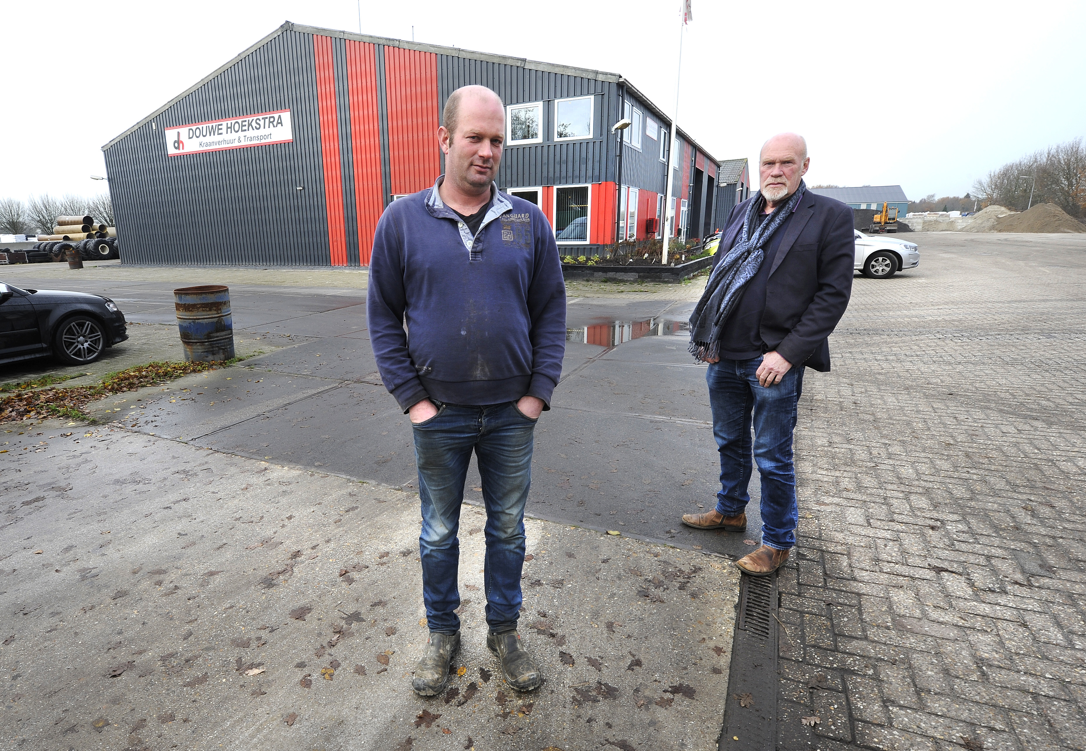 Douwe en zijn zoon Atze Hoekstra van het gelijknamige aannemersbedrijf in Oudemirdumz ijn getroffen door de problemen bij de inmiddels failliete aannemer DVJ in Joure. Ze zouden voor 211.000 het schip in gaan, maar dertigduizend euro is inmiddels betaald. Het grootste deel betreft de levering van een partij zand ter waarde van 161.000 euro.. Na de investering van 1,2 miljoen in een nieuwbedrijfspand uit eigen geld kan het bedrijf zo'n tegenslag er niet bij hebben.