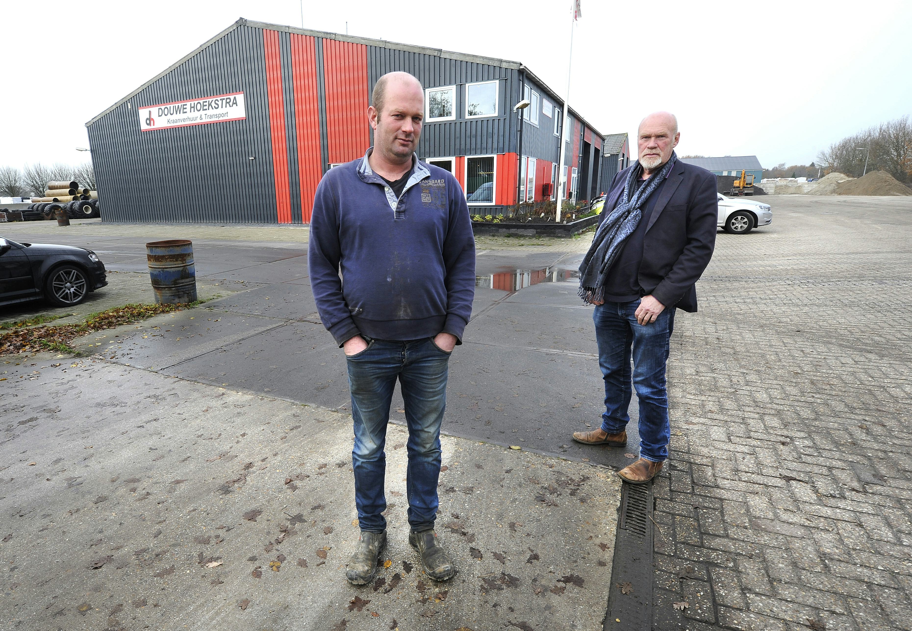 Douwe en zijn zoon Atze Hoekstra van het gelijknamige aannemersbedrijf in Oudemirdumz ijn getroffen door de problemen bij de inmiddels failliete aannemer DVJ in Joure. Ze zouden voor 211.000 het schip in gaan, maar dertigduizend euro is inmiddels betaald. Het grootste deel betreft de levering van een partij zand ter waarde van 161.000 euro.. Na de investering van 1,2 miljoen in een nieuwbedrijfspand uit eigen geld kan het bedrijf zo'n tegenslag er niet bij hebben.