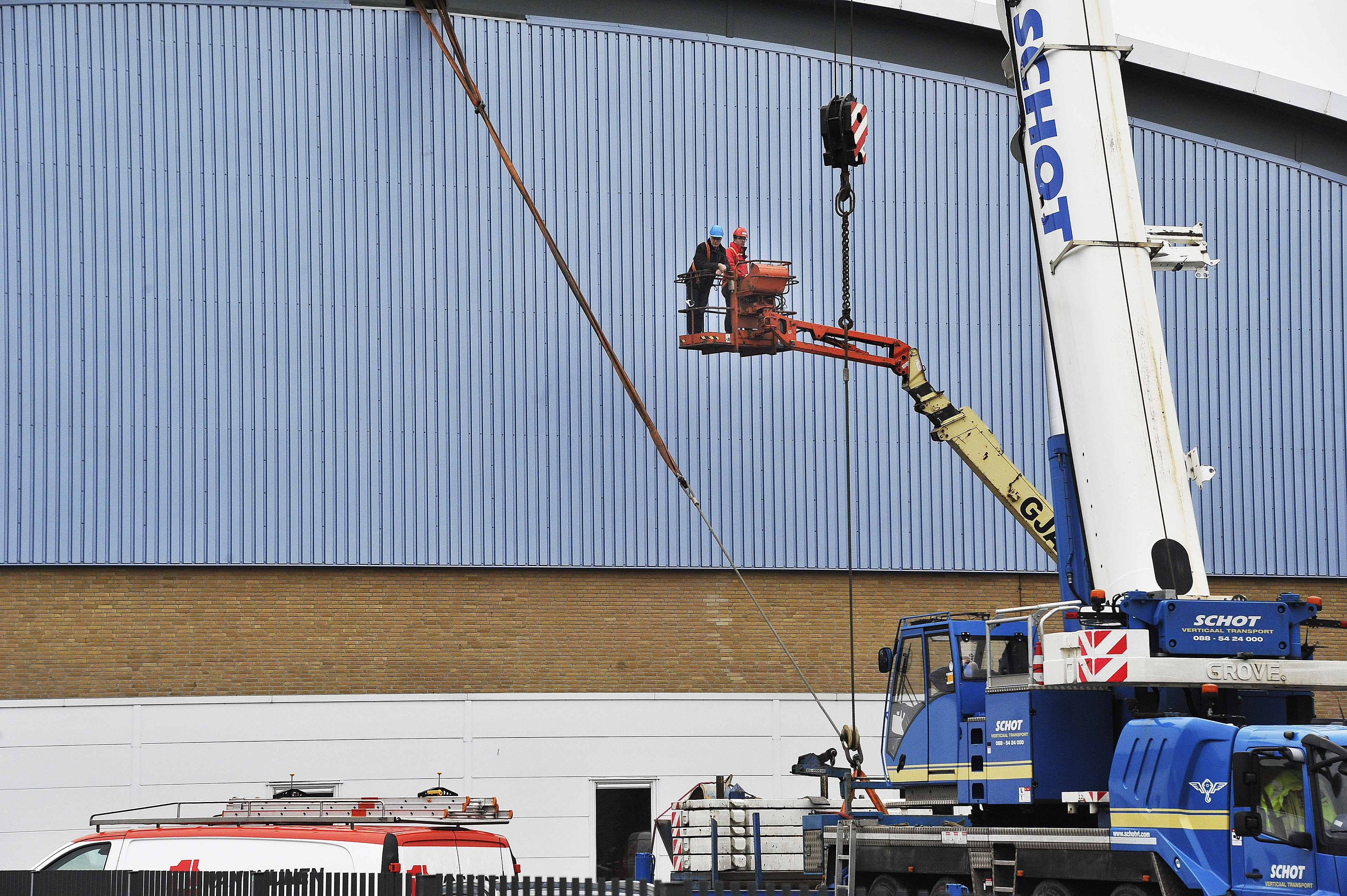 De ijshockeyhal van Thialf wordt onderworpen aan een ballastproef. Met behulp van een telescoopkraan en betonblokken wordt de achtergevel in tien stappen van honderd kilo belast. Ingeneursbureau MUG is er onder andere bij betrokken.  Het ijsstadion werd in zeven haasten gesloten vanwege mogelijke bouwgebreken.