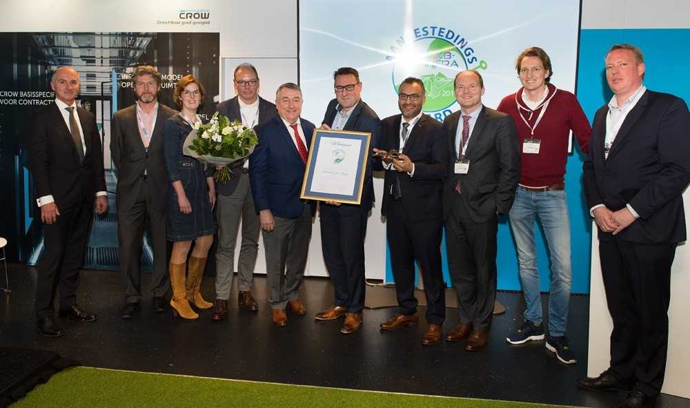 Het winnende team uit Den Haag met de award.