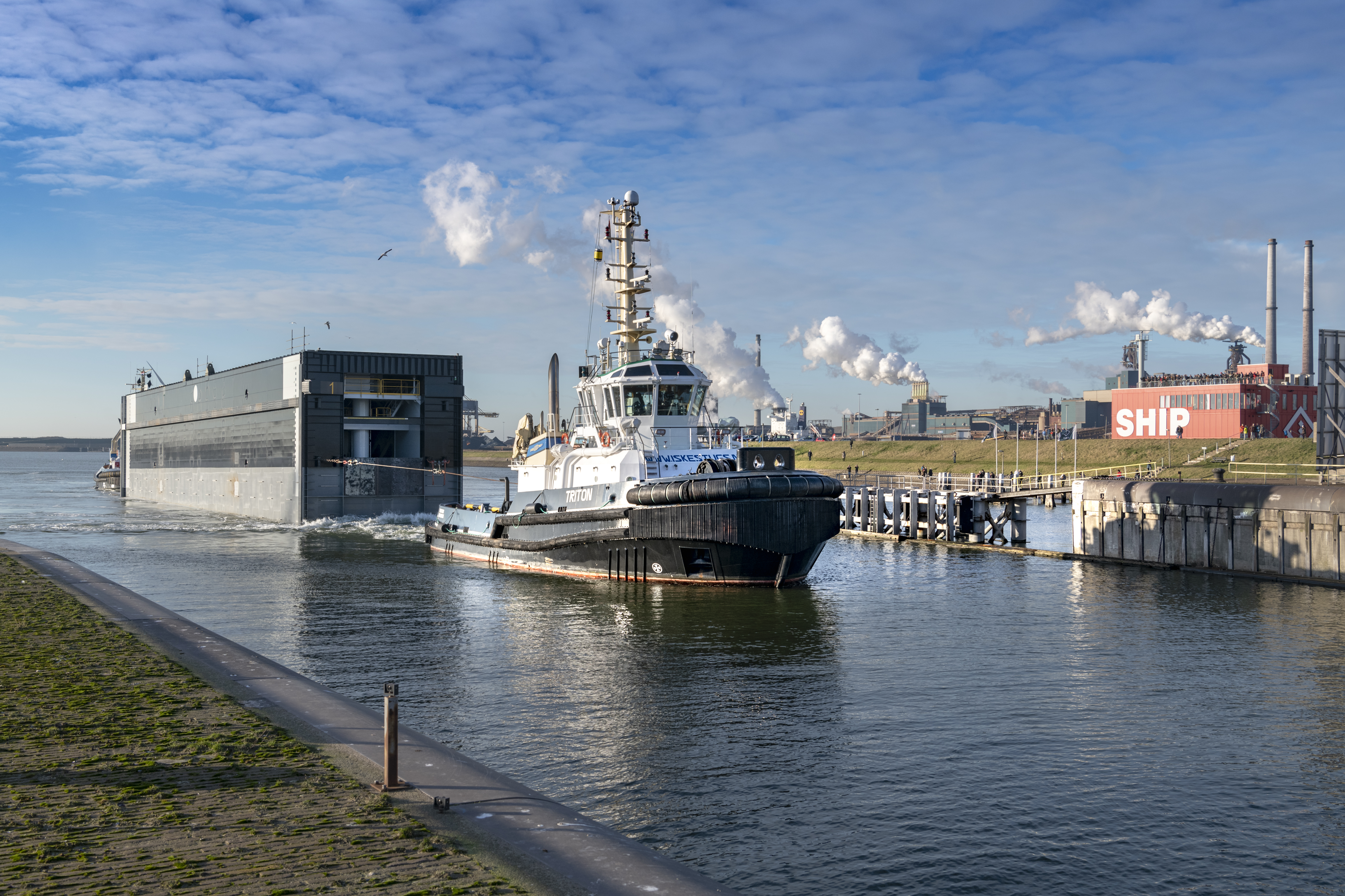 De eerste in Korea gemaakte sluisdeur wordt het Noordzeekanaal op gesleept. Foto: Rijkswaterstaat / Gerrit Serne