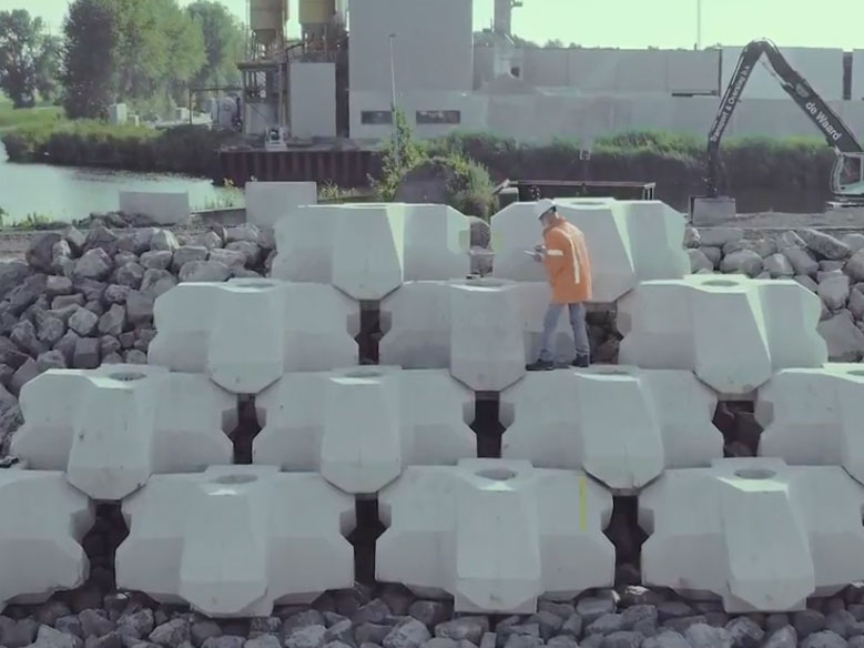 Een van de eerste proeven met het XblocPlus voor de Afsluitdijk. Foto: BAM. 