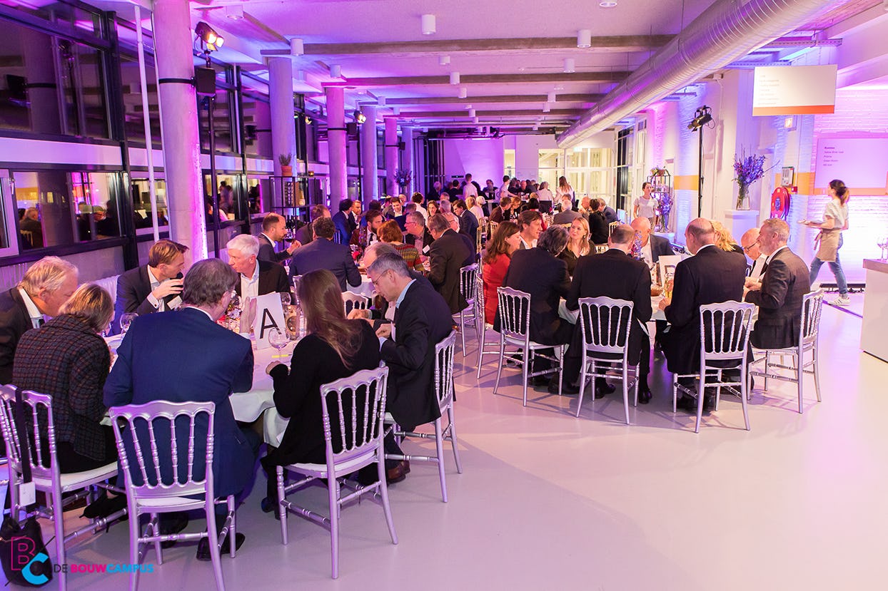 De derde editie van het Bouwcampus Idee Diner werd een stoelendans van zilveren en gouden stoelen. Foto: Bouwcampus/Charles Batenburg