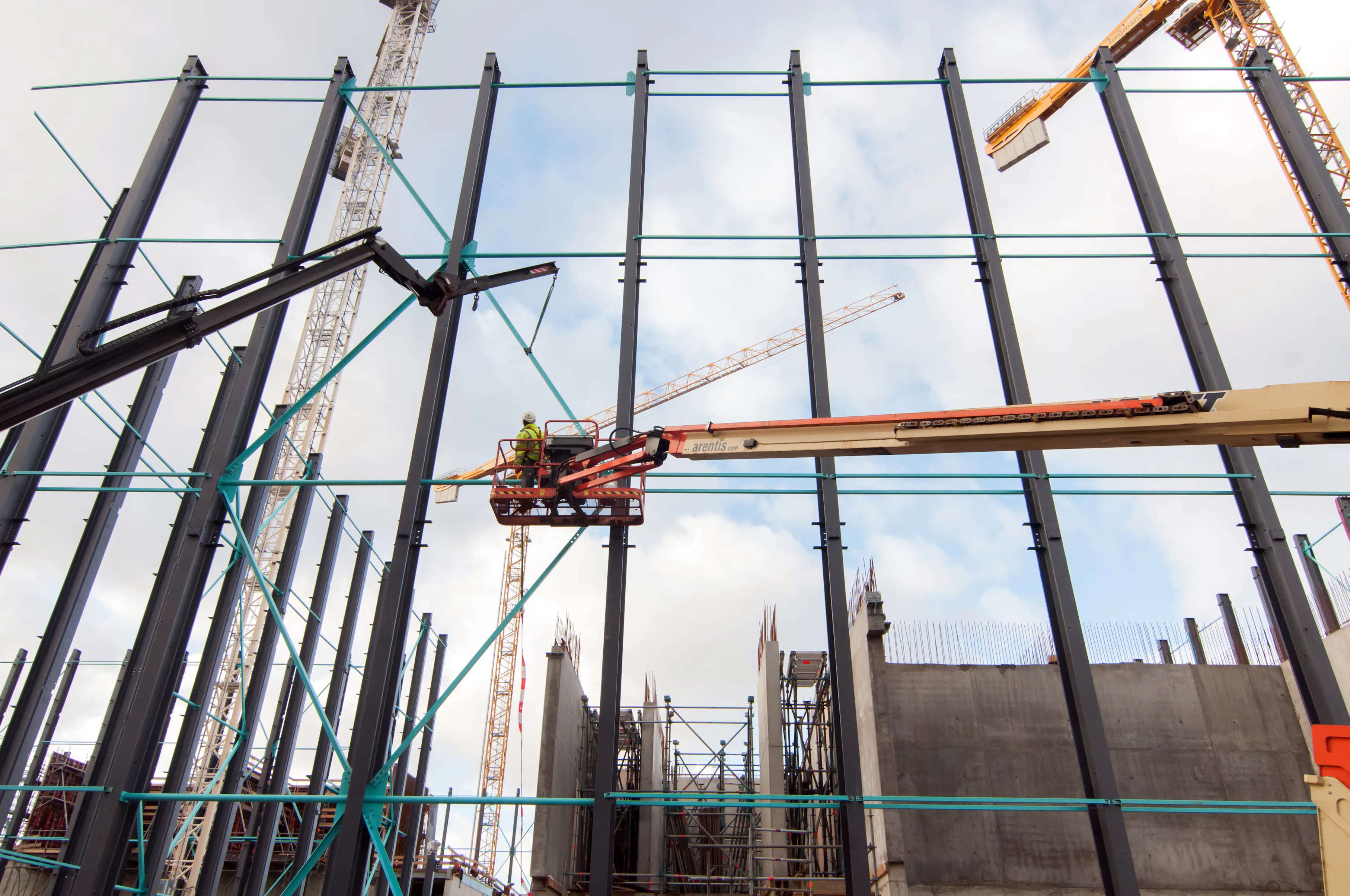 De bouw van de rechtbank in Amsterdam werd geteisterd door corona. Foto Ronald Bakker