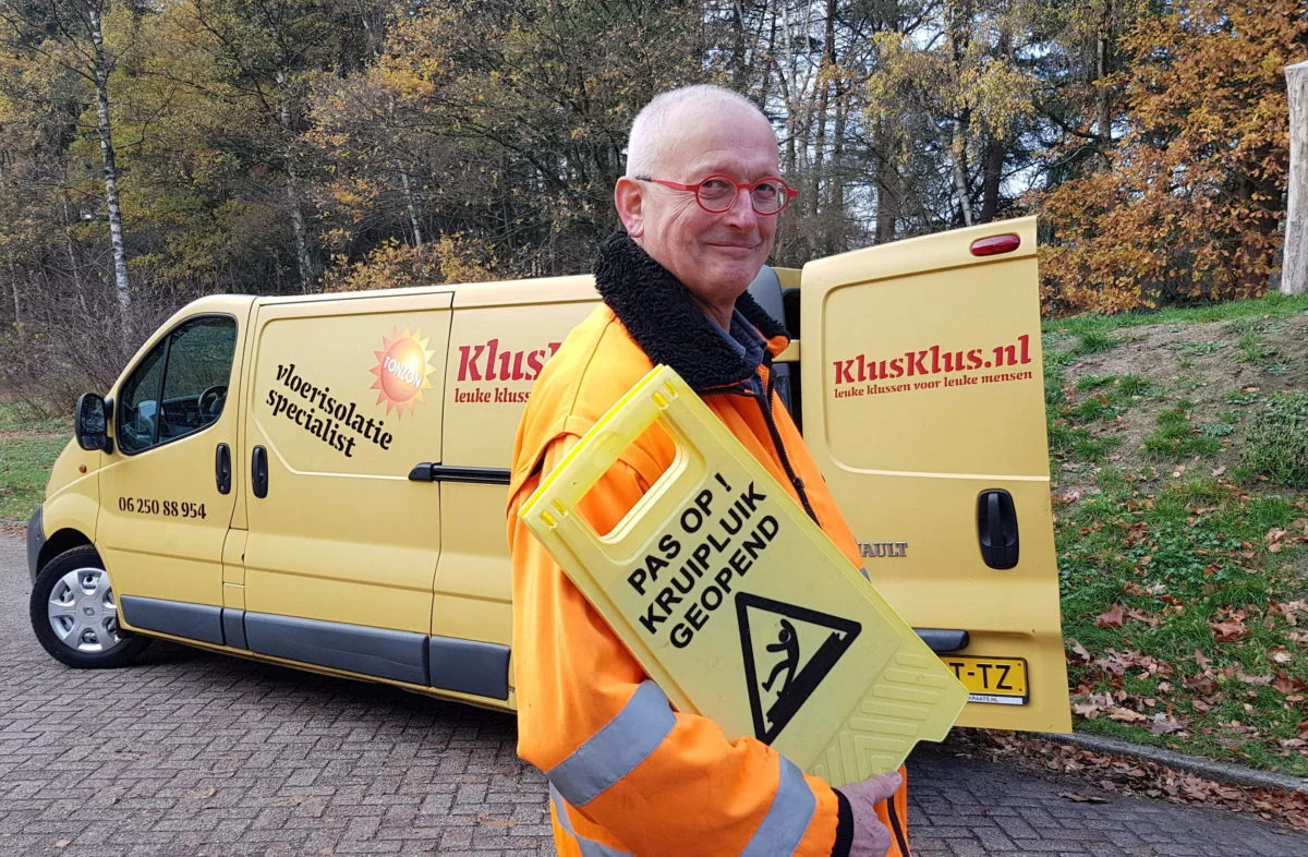 Oude bouwbus voor vakman zonder pensioen