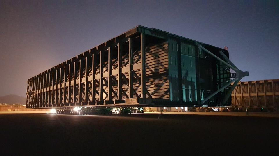 Load out van een van de sluisdeuren in de haven van Mokpo.