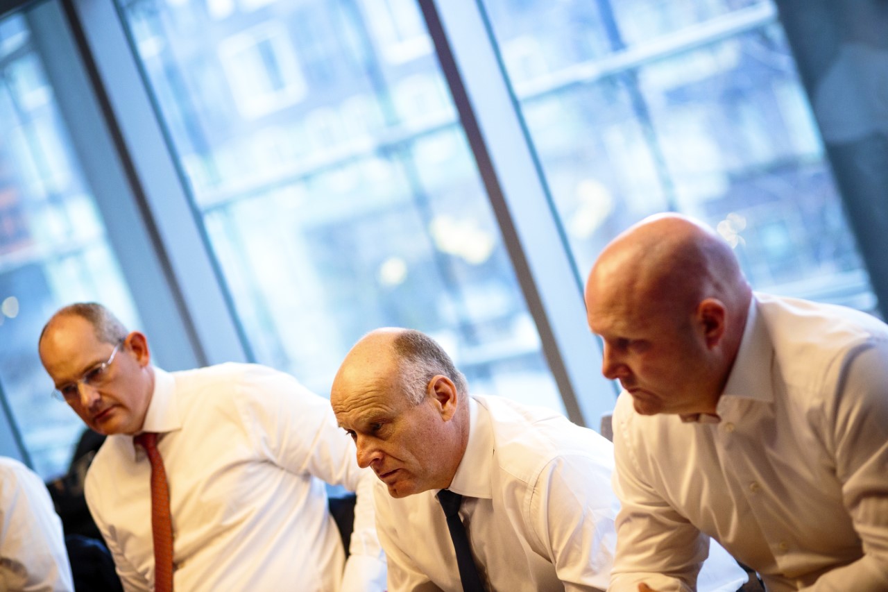 Het bestuur van VolkerWessels lichte donderdag de jaarcijfers toe. Van links naar rechts: Jan van Rooijen, Jan de Ruiter en Alfred-Vos. Foto: Eran Oppenheimer.