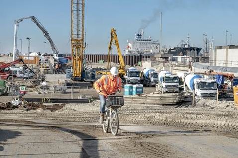 Fietsen op de bouwplaats van de zeesluis IJmuiden. Foto: Rijkswaterstaat