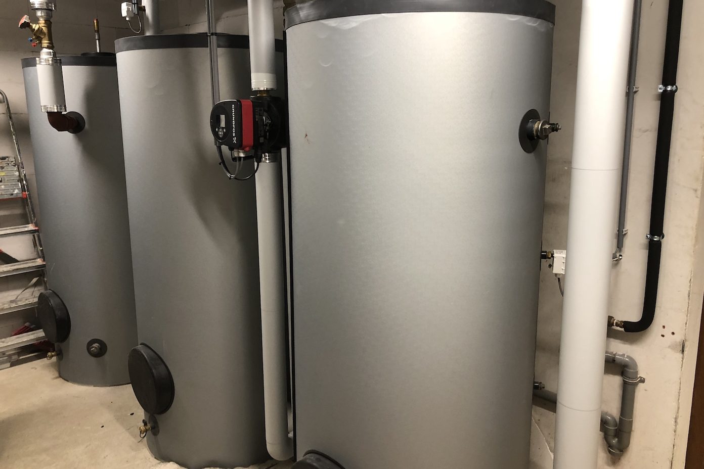 Buffervaten met PCM's in de techniekruimte van de Anne Frankschool.