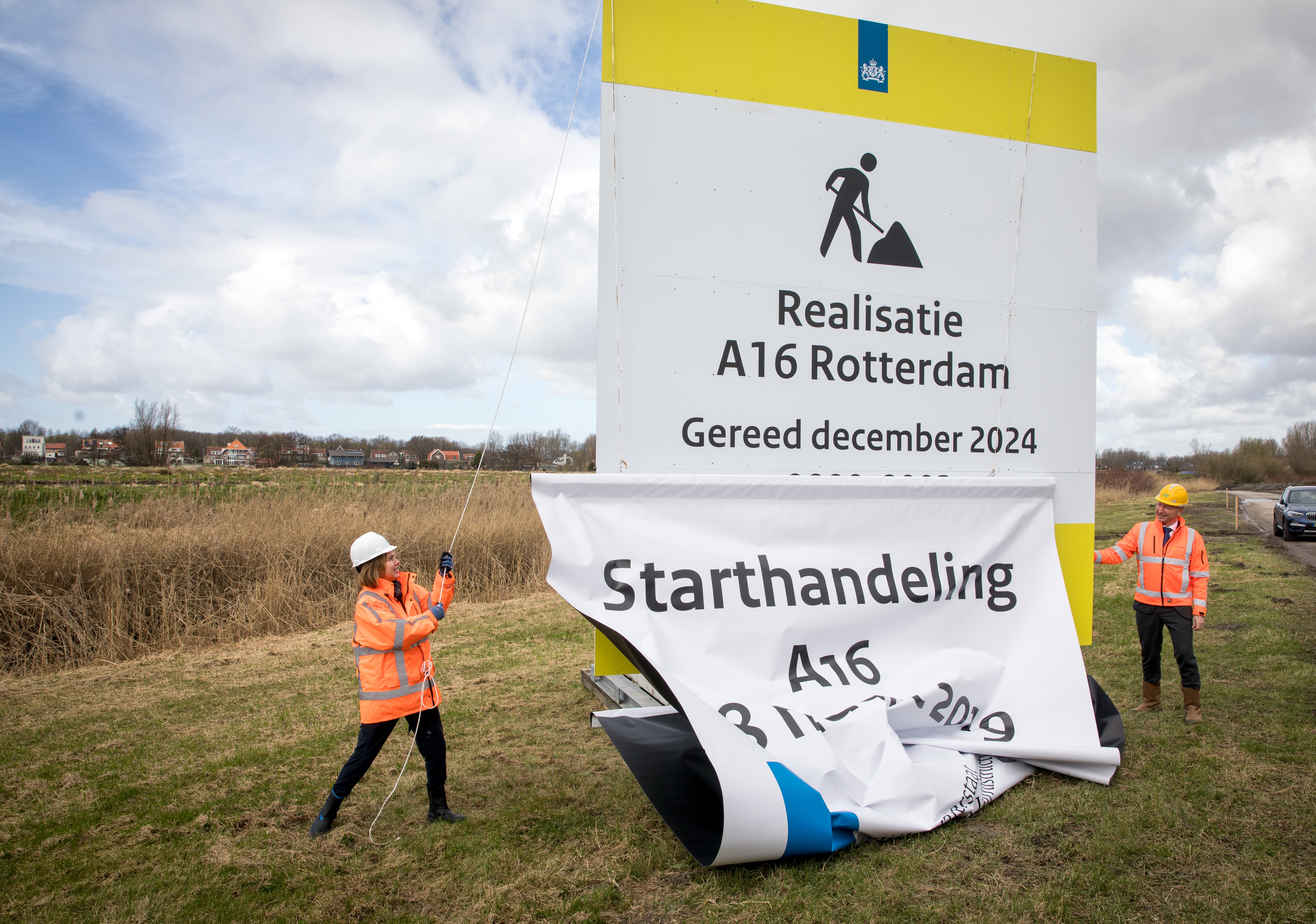 De onthulling van het nieuwe bouwbord door minister Cora van Nieuwenhuizen en projectdirecteur de Groene Boog Hein Versteegen, Foto: Rijkswaterstaat
