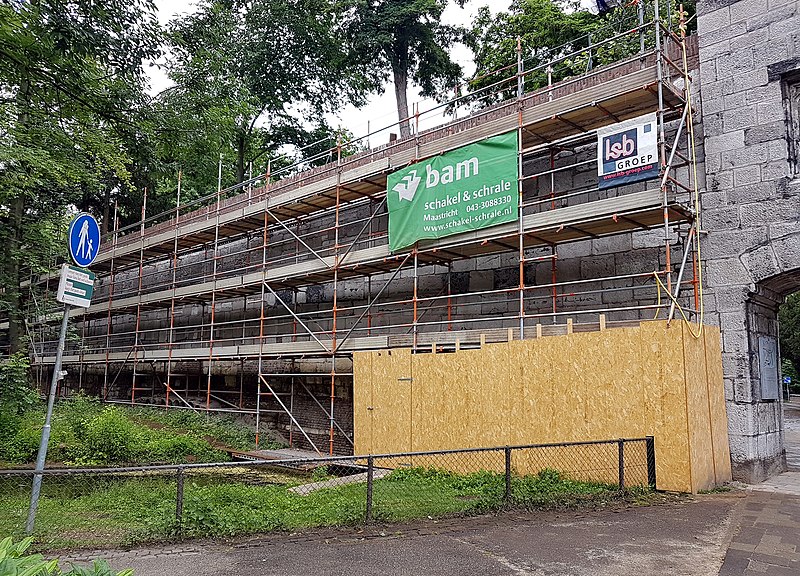 Toen de muur nog in de steigers stond. 