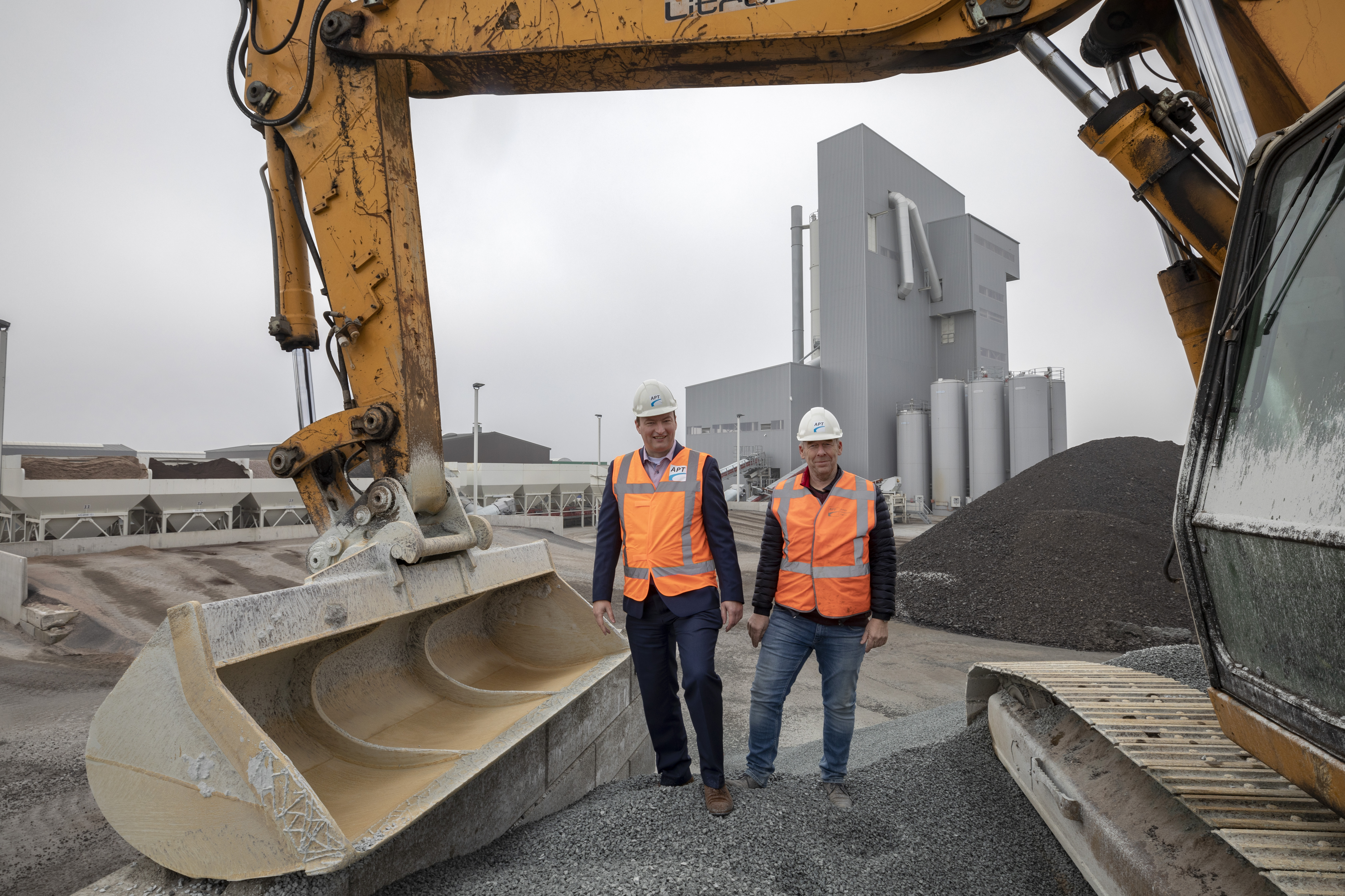 Directeur Joep Hartjes (links) en bedrijfsleider Karel Leeuwenhaag bij de gloednieuwe centrale. Foto: Apa/Sjef Prins