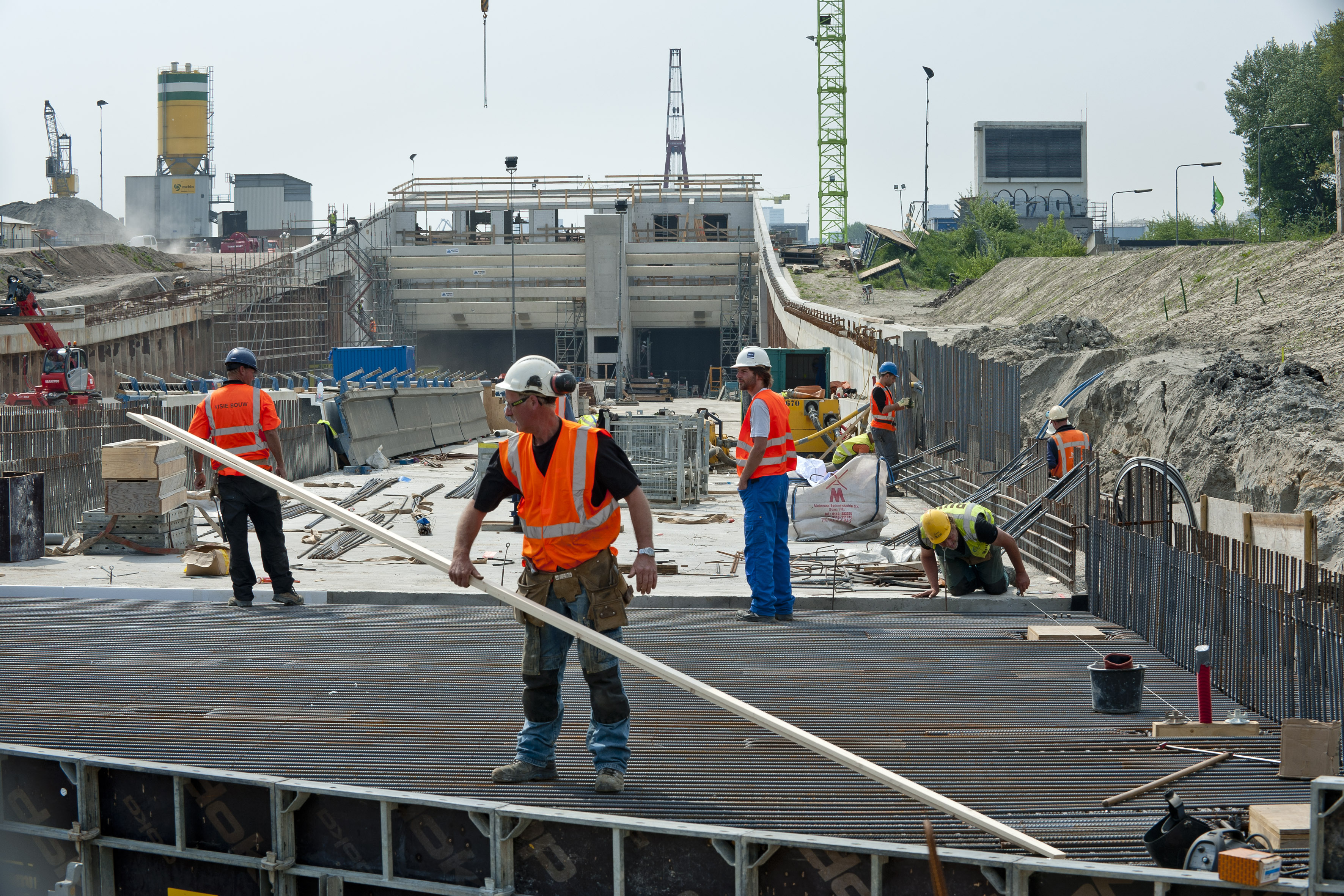 Nederland, Amsterdam, 26  april 2011.
Bouwplaats van de Tweede Coentunnel. De ruwbouw aan de noordelijke ingang nadert de voltooiing.
Links de ventilatievoorziening van de (eerste) Coentunnel.
Foto: Co de Kruijf/HH.