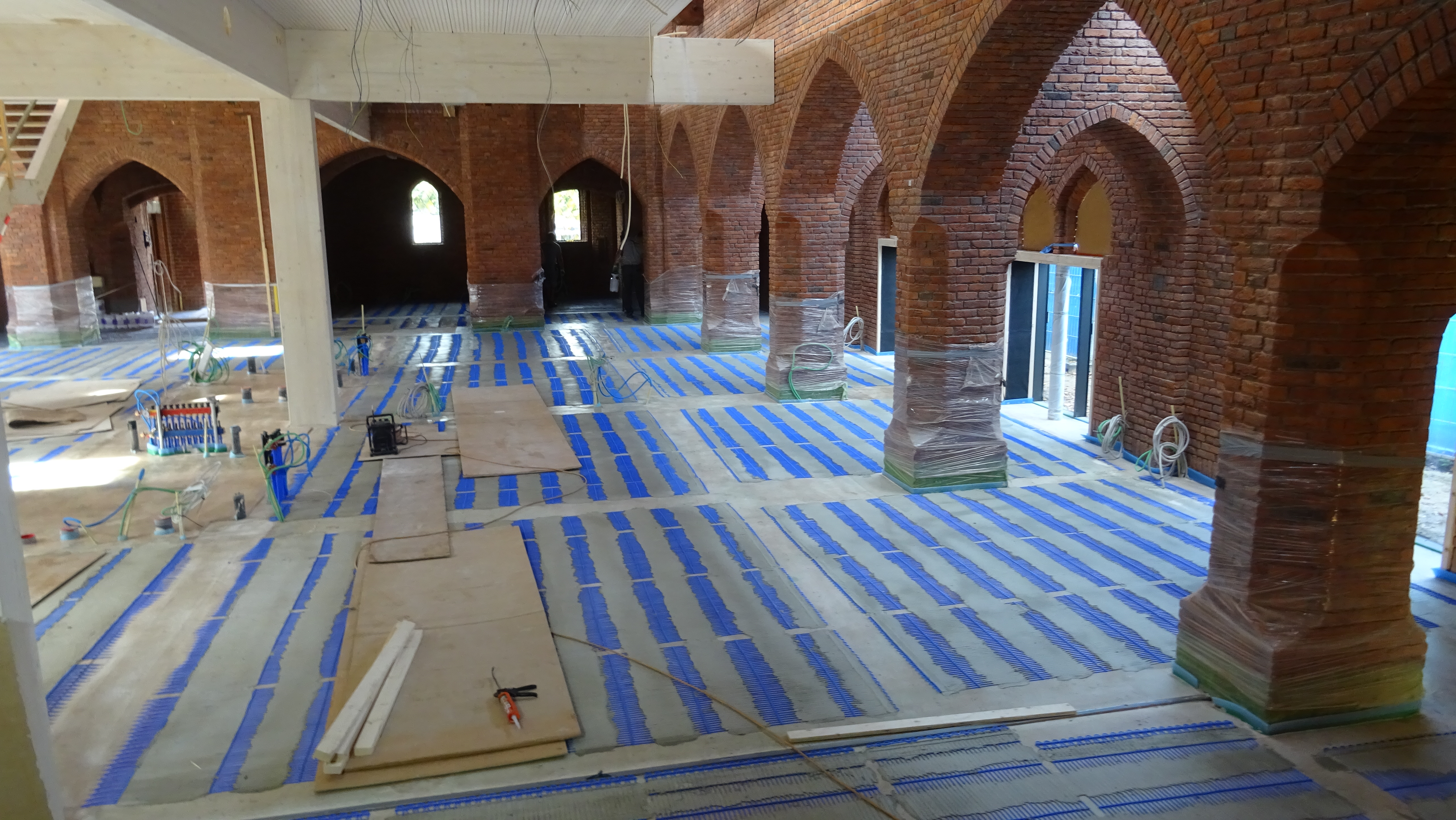 De voormalige Adrianuskerk kreeg een vloerverwarmingssysteem met capillaire matten zodat de vloer snel is op te warmen.  Foto: Gemeente Hilvarenbeek