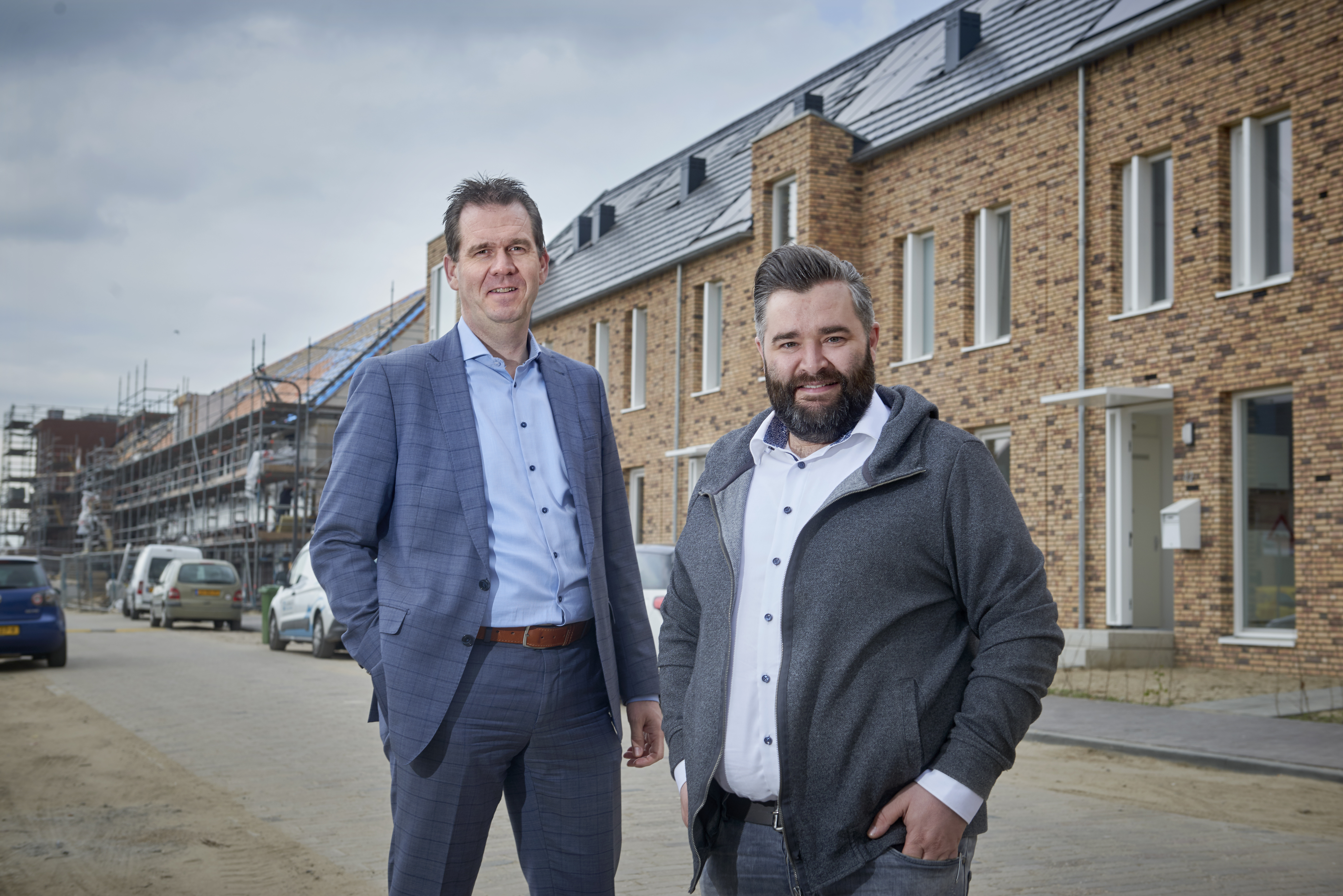 Marc Hoedemakers (links) en Erik Sterks met in de achtergrond de woningen die deel uitmaken van de proef met gezonde woningen in nieuwbouwwijk de Groote Wielen te Rosmalen. 
Fotograaf: Van Assendelft