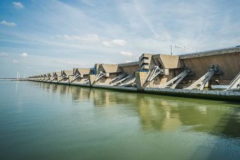 Haringvlietsluizen op een kier Foto: Rijkswaterstaat/Bert Zuidweg