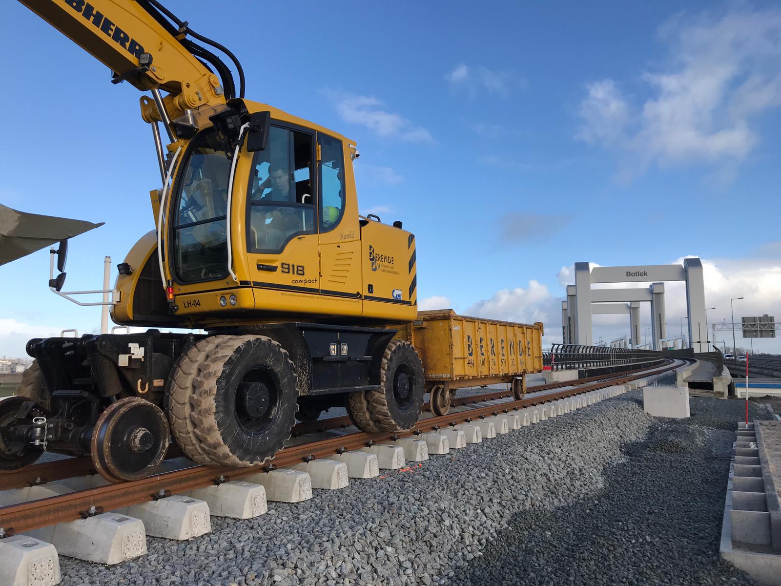 Het spoorwerk op de Botlekbrug is nog lang niet klaar. Foto: ProRail